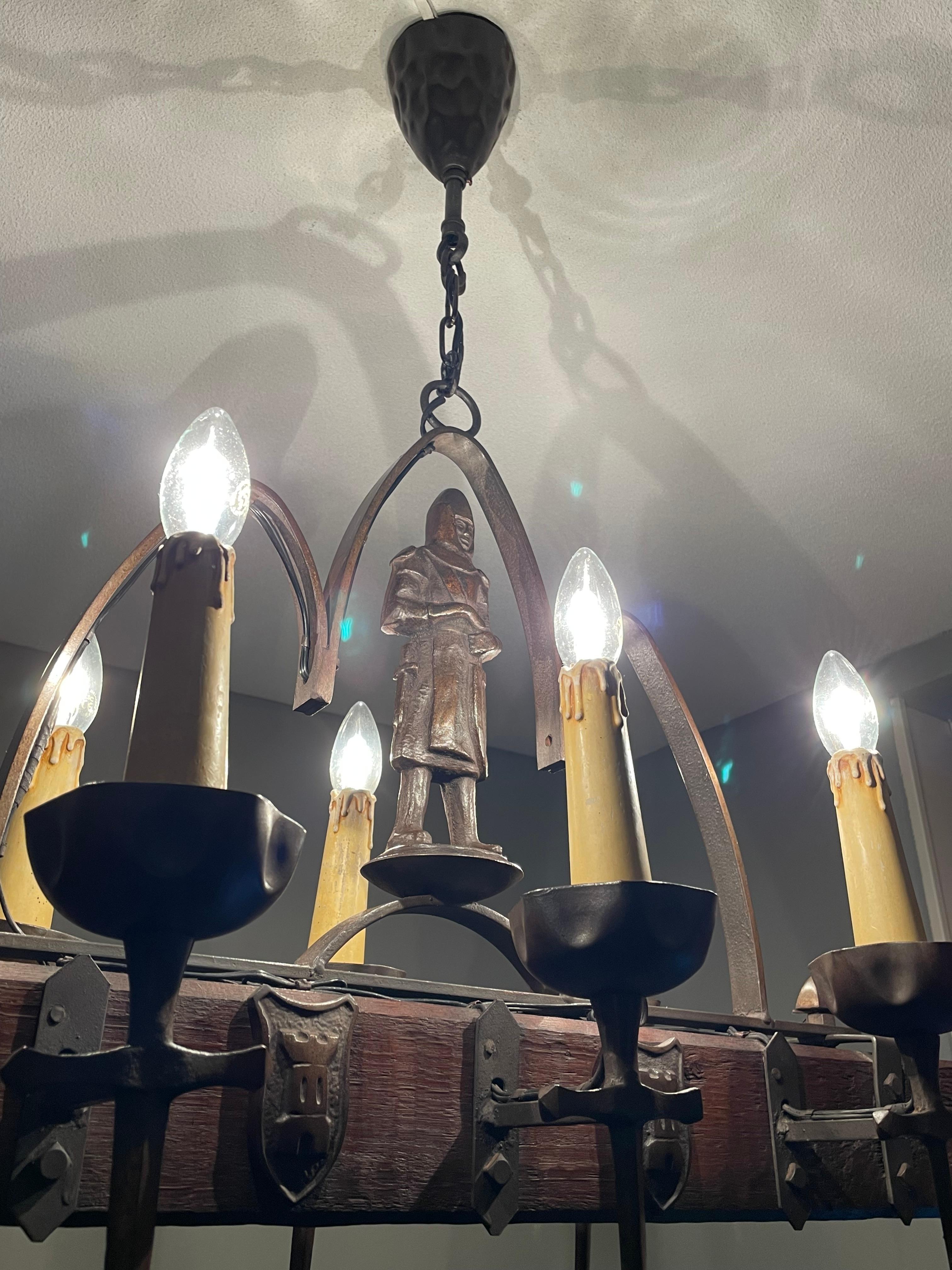 Rare lustre néo-gothique à six lumières avec chevaliers, épées et crêtes en bronze Excellent état - En vente à Lisse, NL