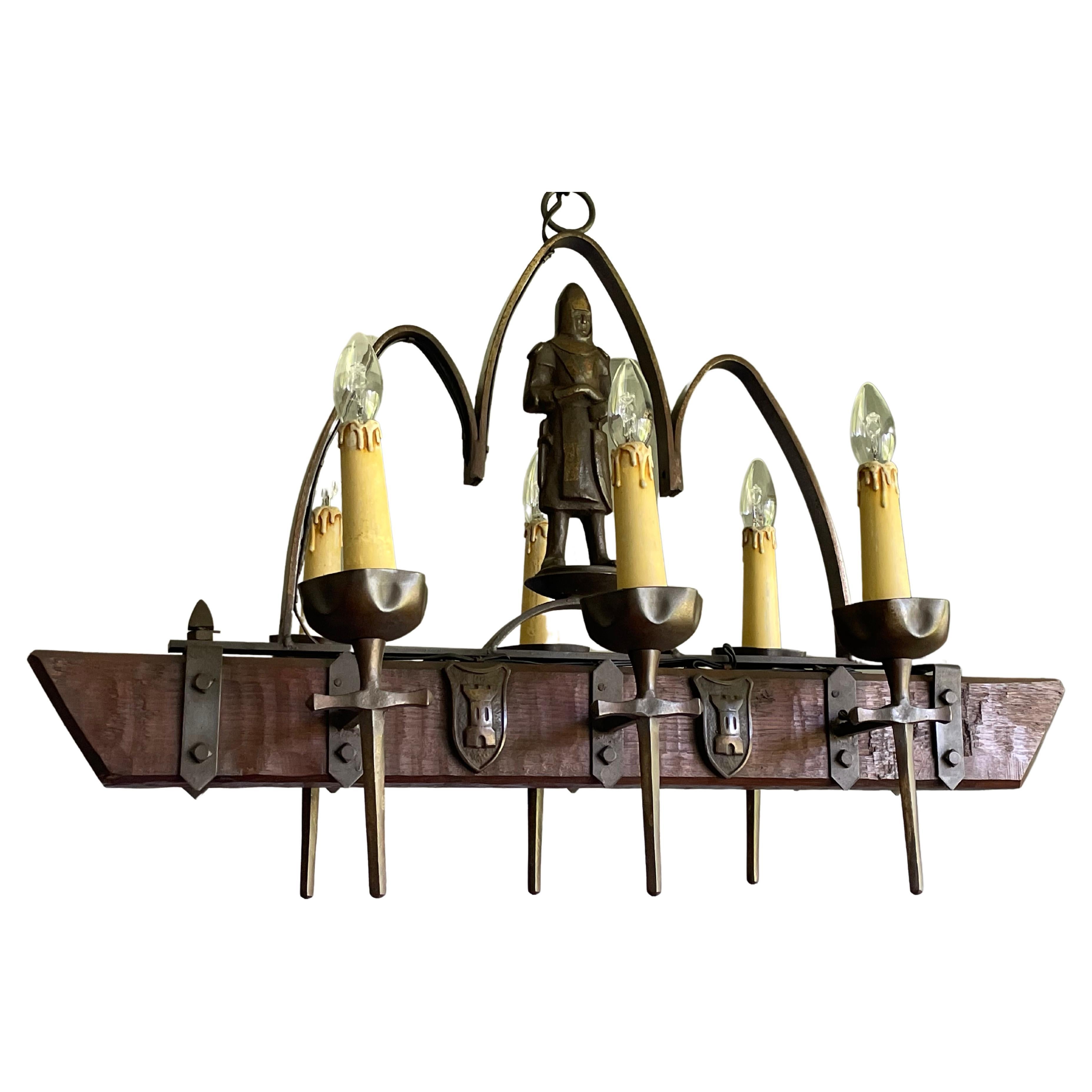 Rare lustre néo-gothique à six lumières avec chevaliers, épées et crêtes en bronze en vente