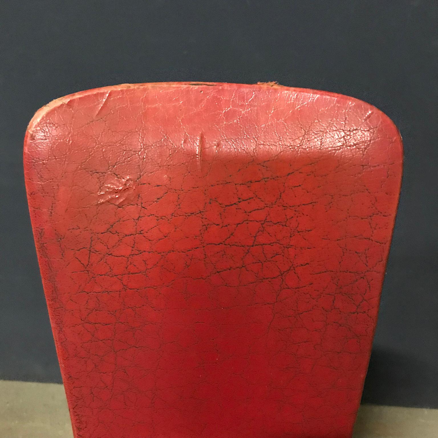 Seltener Dreibein-Beistellstuhl aus rotem Original-Leder aus den 1960er Jahren im Angebot 7