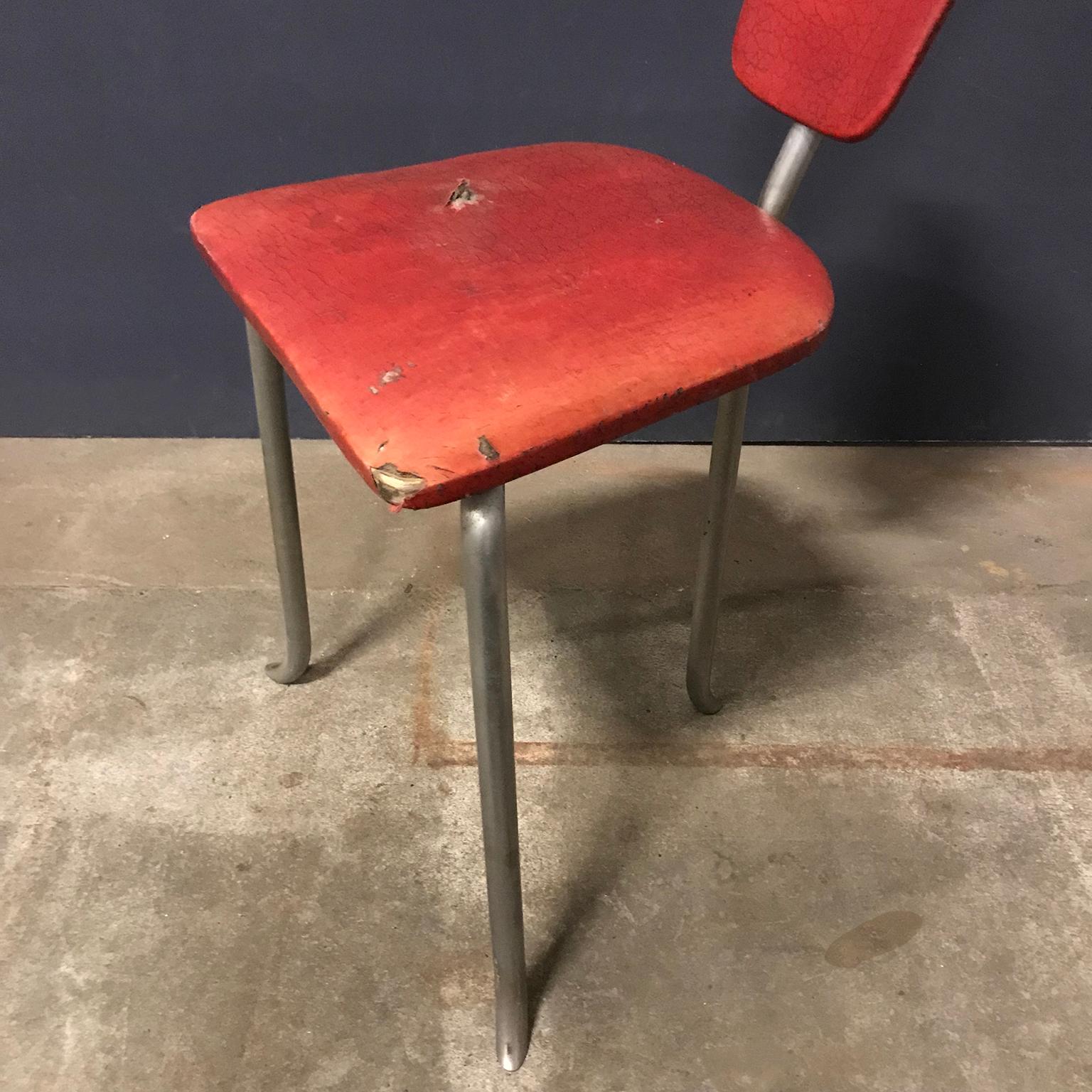 Seltener Dreibein-Beistellstuhl aus rotem Original-Leder aus den 1960er Jahren im Angebot 1