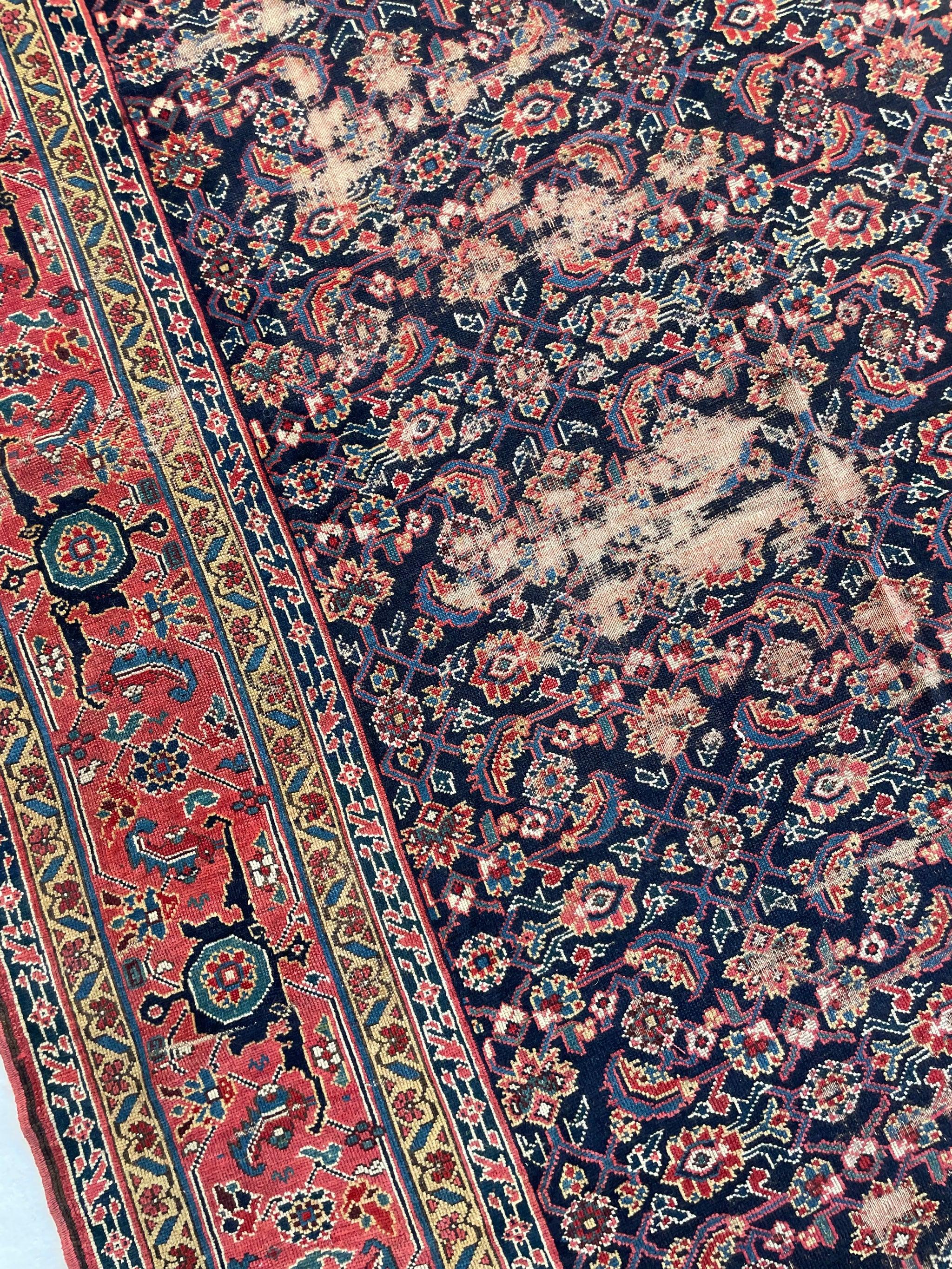 Rare Size Antique Kurdish Kelleh Gallery Runner  C. 1900 avec de superbes teintures

A propos : Où allez-vous trouver une autre pièce de cette taille sur la planète Terre ? Ce bijou ancien a été porté à la perfection avec une magnifique bordure de