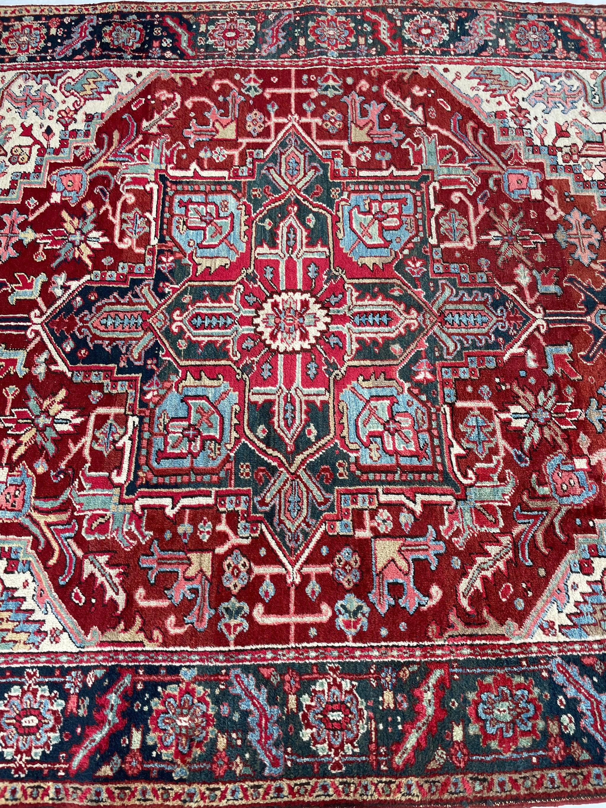 Tapis ancien Heriz de taille rare  Fraise-cerise, argile, indigo, vert

A propos : Ce format rare est toujours un honneur pour nous d'offrir à nos bien-aimés amateurs de tapis, de design et d'art - pour ceux qui aiment les pièces de qualité mais qui