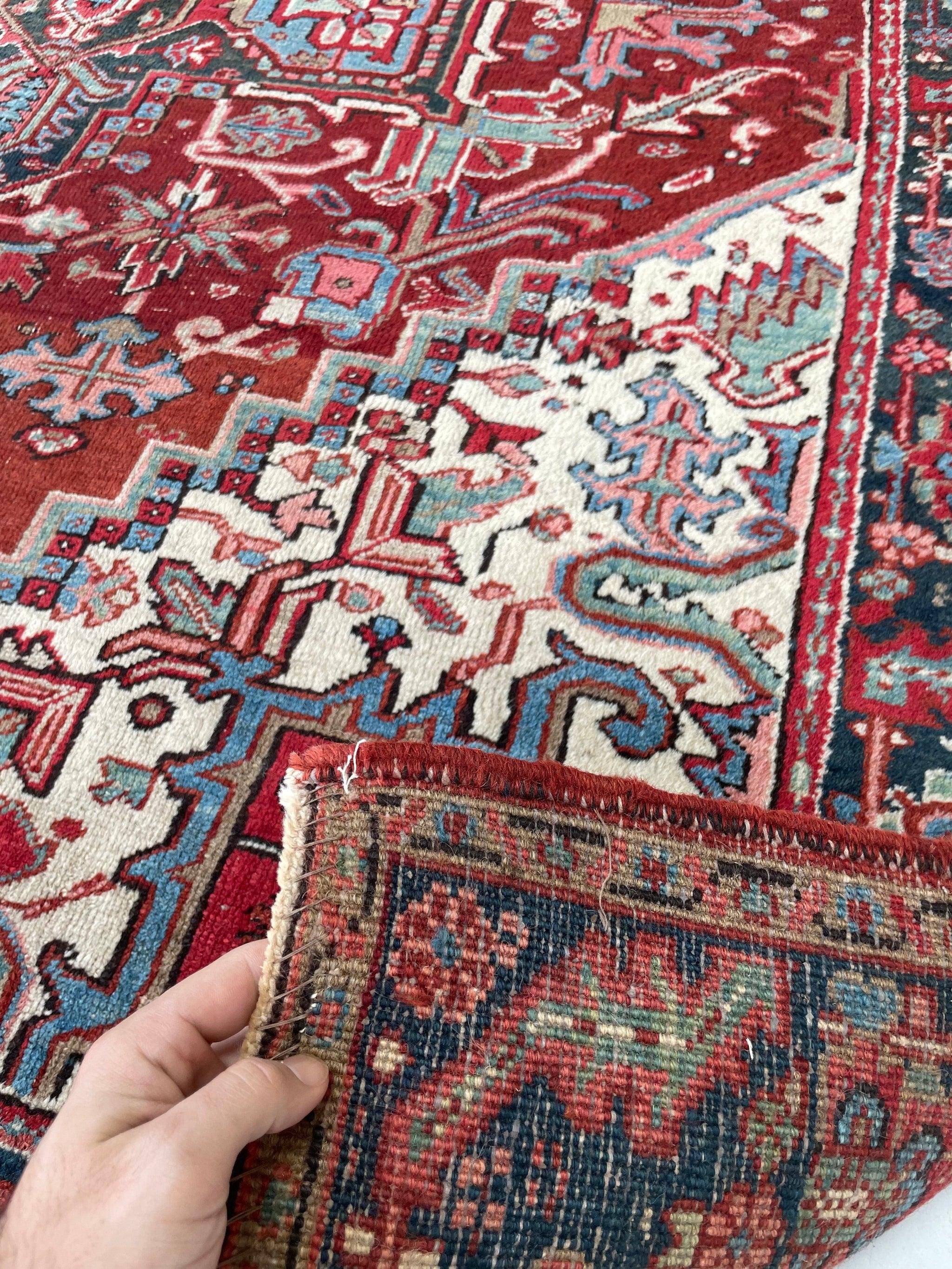 Noué à la main Tapis ancien de taille rare, A.I.C., vers 1930 en vente
