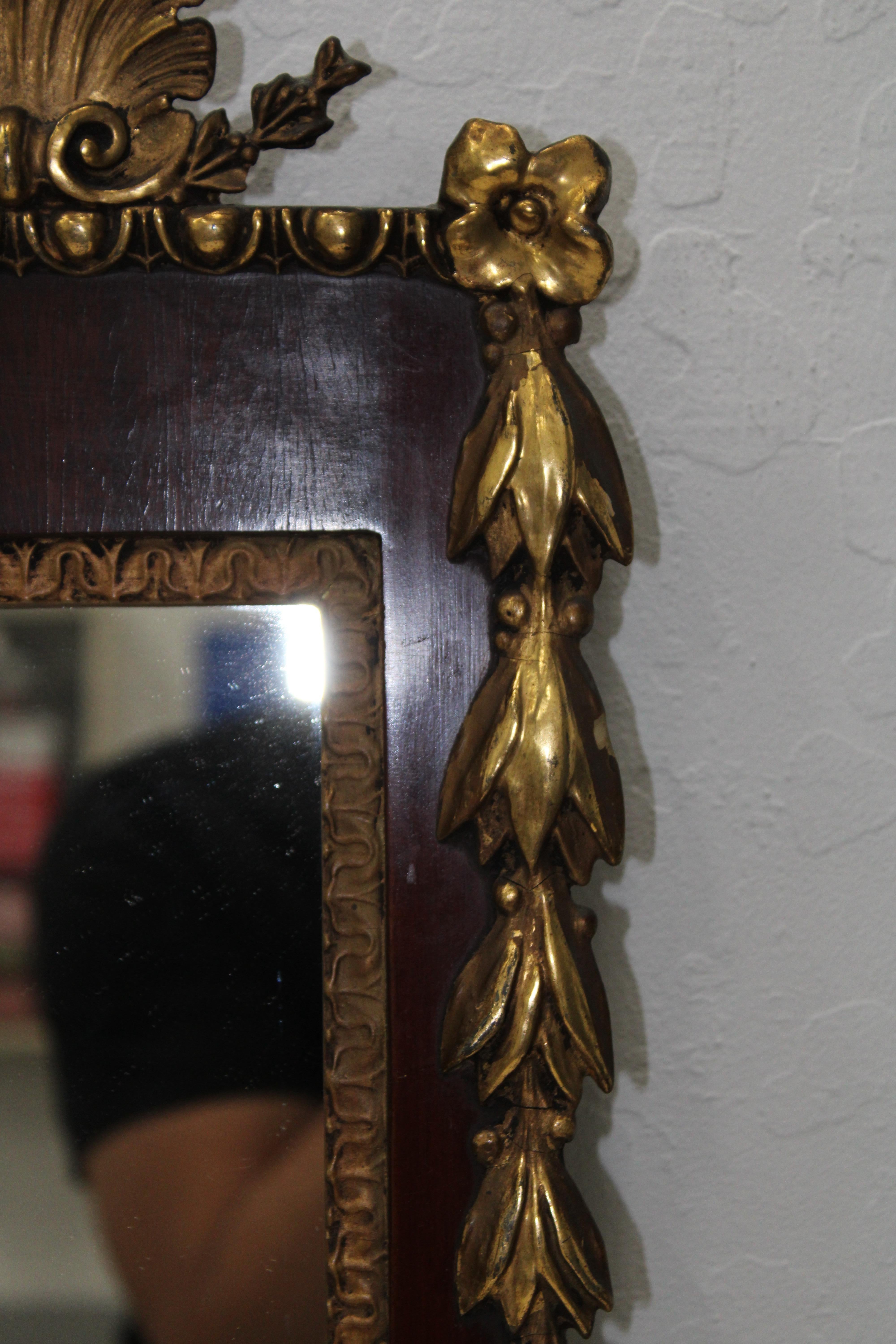 Rare miroir Empire de taille rare, sculpté et doré avec dessus en coquillage Bon état - En vente à San Francisco, CA