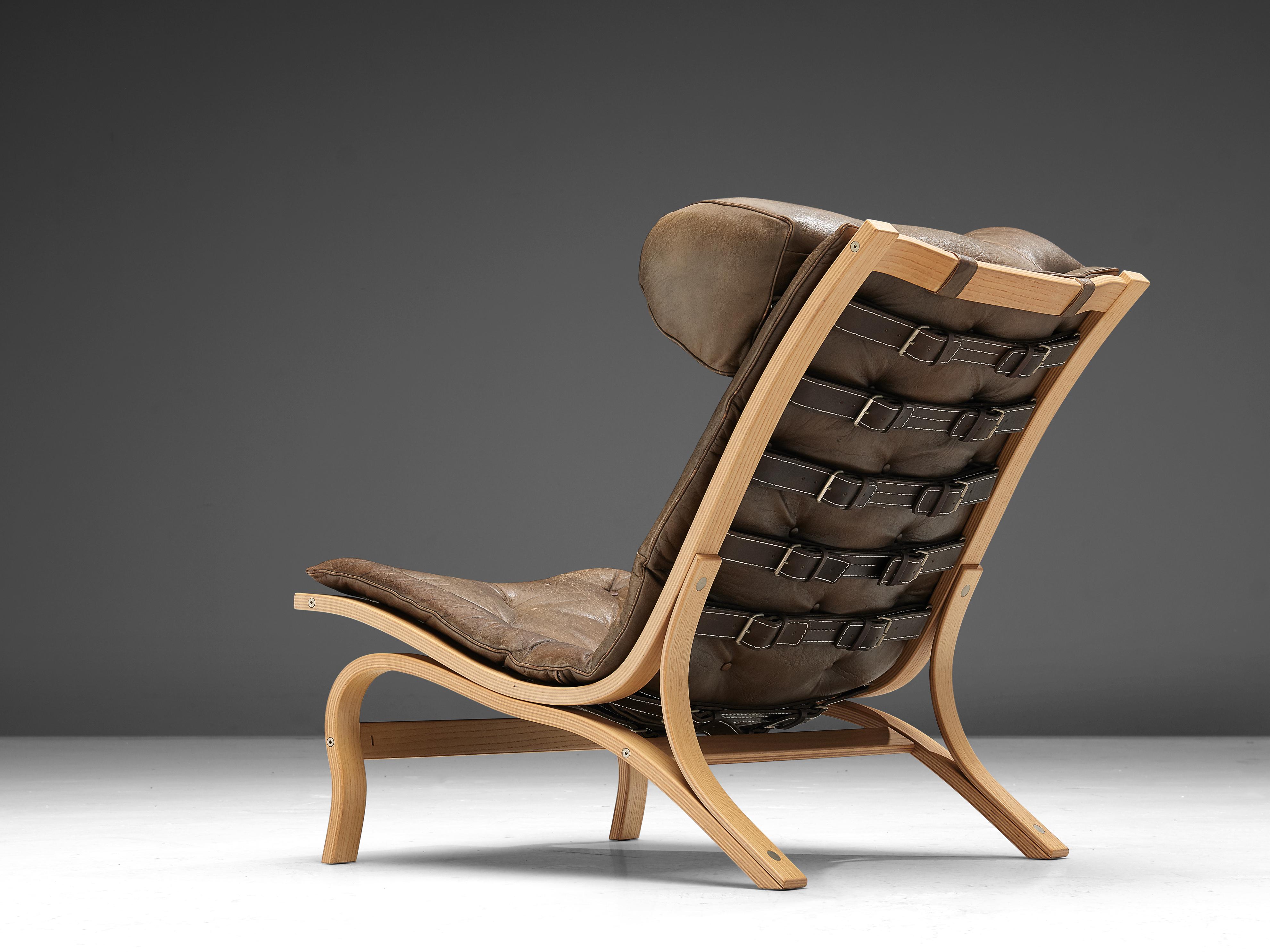 Arne Norell for Norell Møbel AB, 'Skandi' lounge chair, brown leather, wooden frame, Denmark, 1960

This 'Skandi' lounge chair is designed by Arne Norell and reminds of the well-known 'Ari' design. The whole frame is executed in ashwood, and the