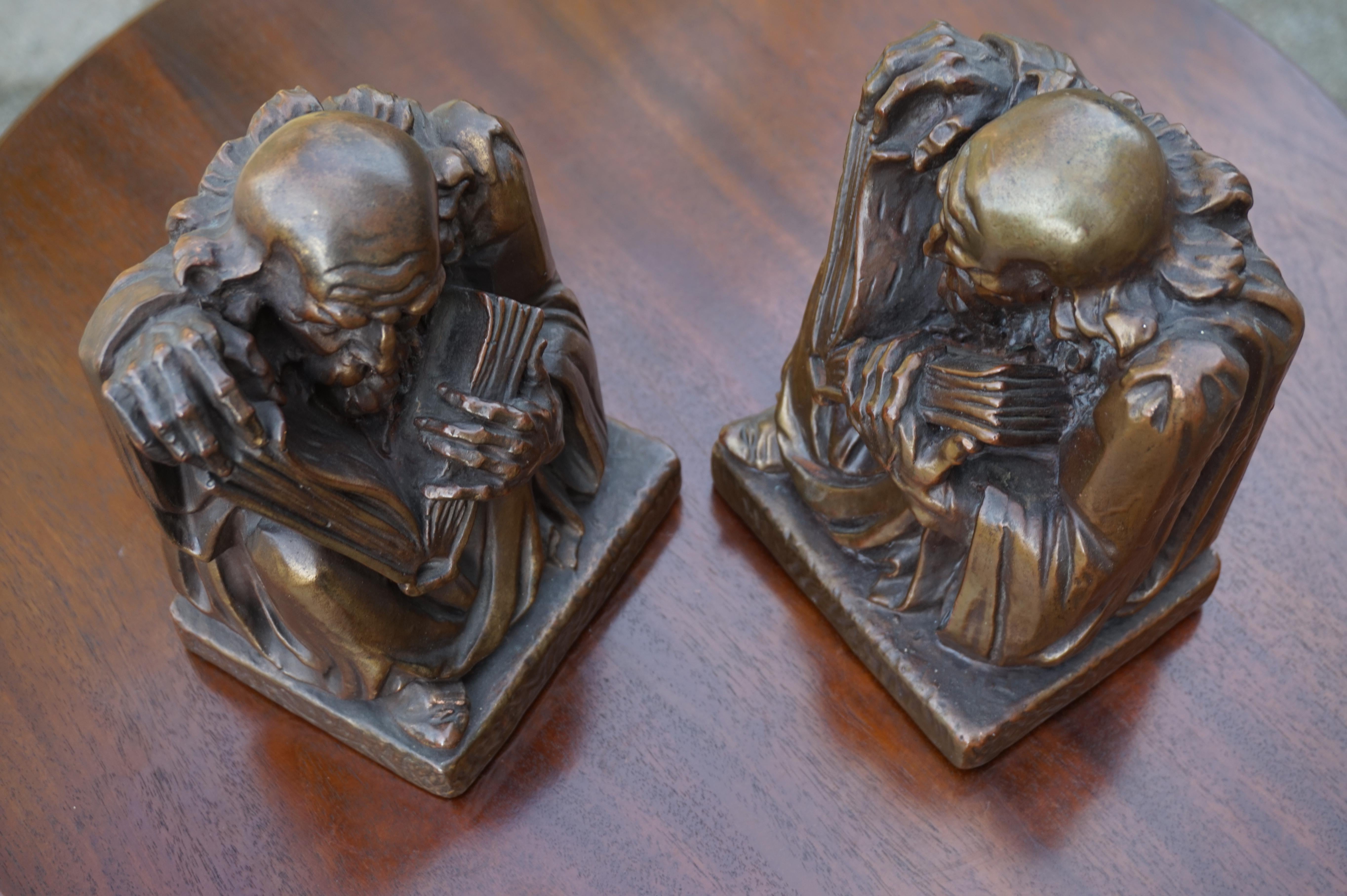 20ième siècle Paire de serre-livres rares et habilement fabriquées en laiton patiné en forme de sculpture d'alchimiste en vente