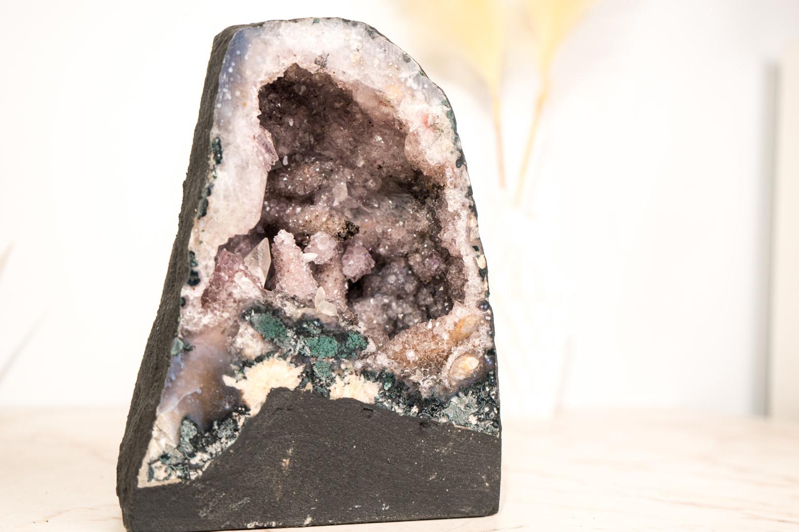 Piccolo geode di ametista con quarzo raro dopo la calcite e le formazioni floreali in vendita 4