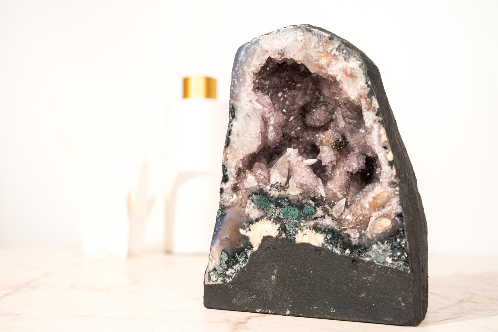Piccolo geode di ametista con quarzo raro dopo la calcite e le formazioni floreali in vendita 5