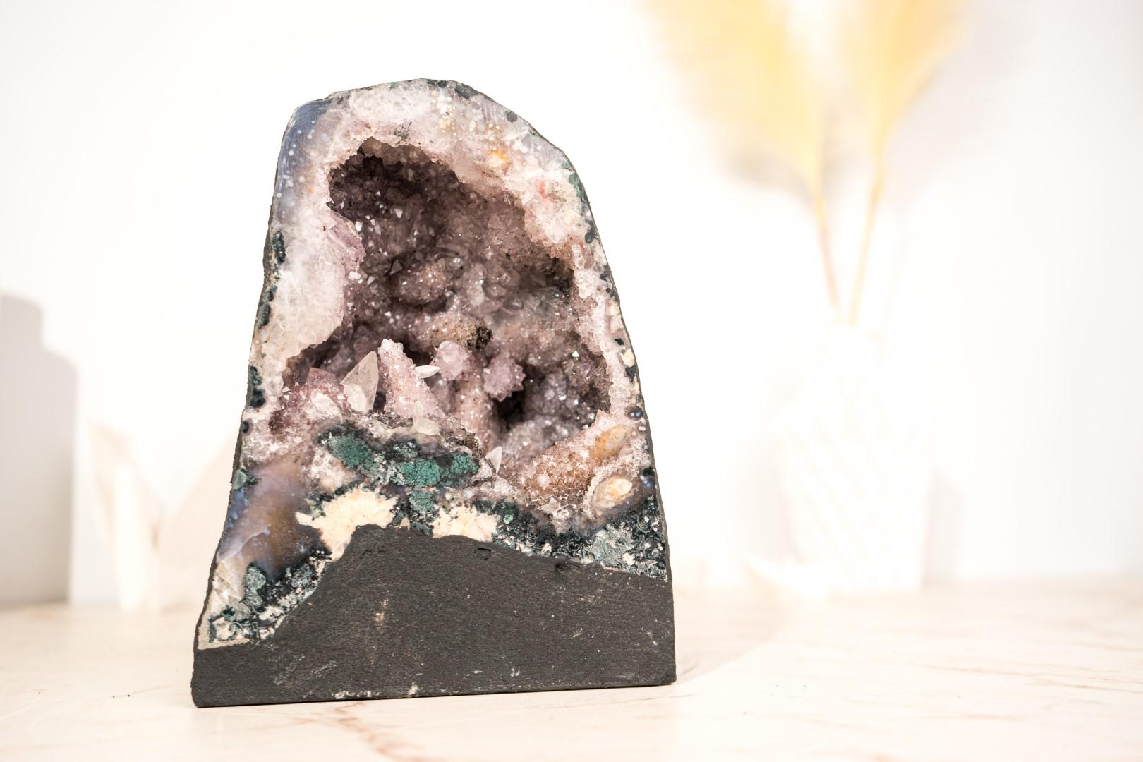 Piccolo geode di ametista con quarzo raro dopo la calcite e le formazioni floreali in vendita 6