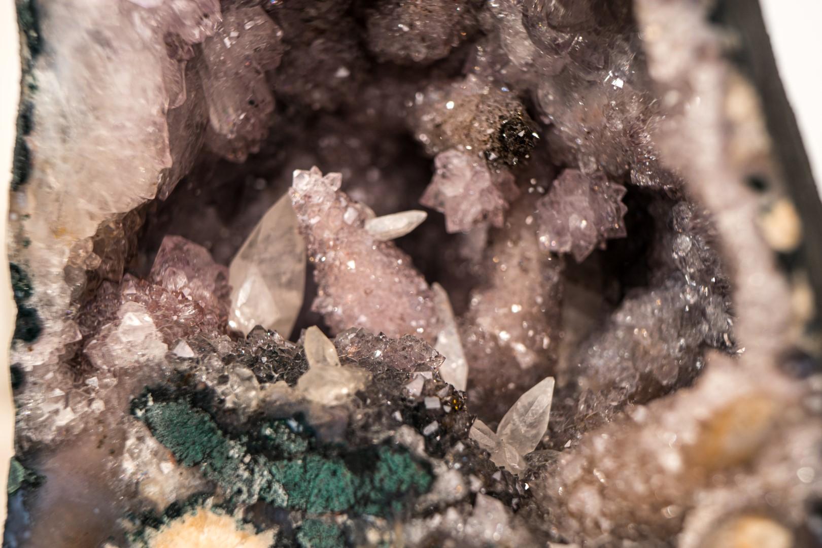 Piccolo geode di ametista con quarzo raro dopo la calcite e le formazioni floreali in vendita 8