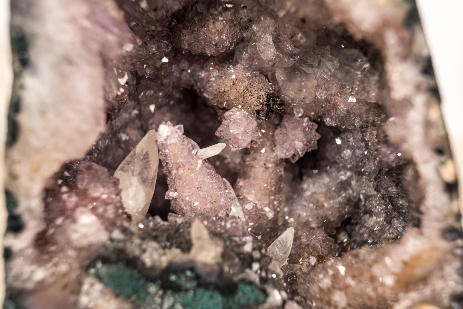 Piccolo geode di ametista con quarzo raro dopo la calcite e le formazioni floreali in vendita 9