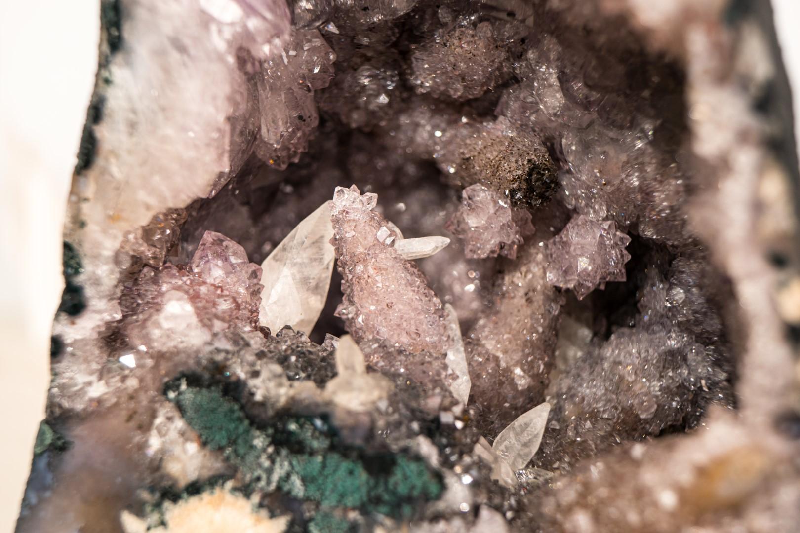Piccolo geode di ametista con quarzo raro dopo la calcite e le formazioni floreali in vendita 10