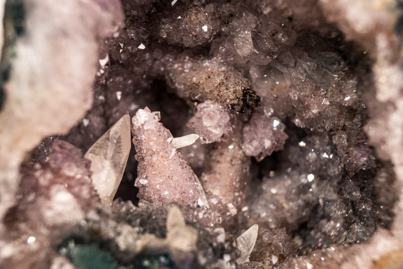 Piccolo geode di ametista con quarzo raro dopo la calcite e le formazioni floreali in vendita 11