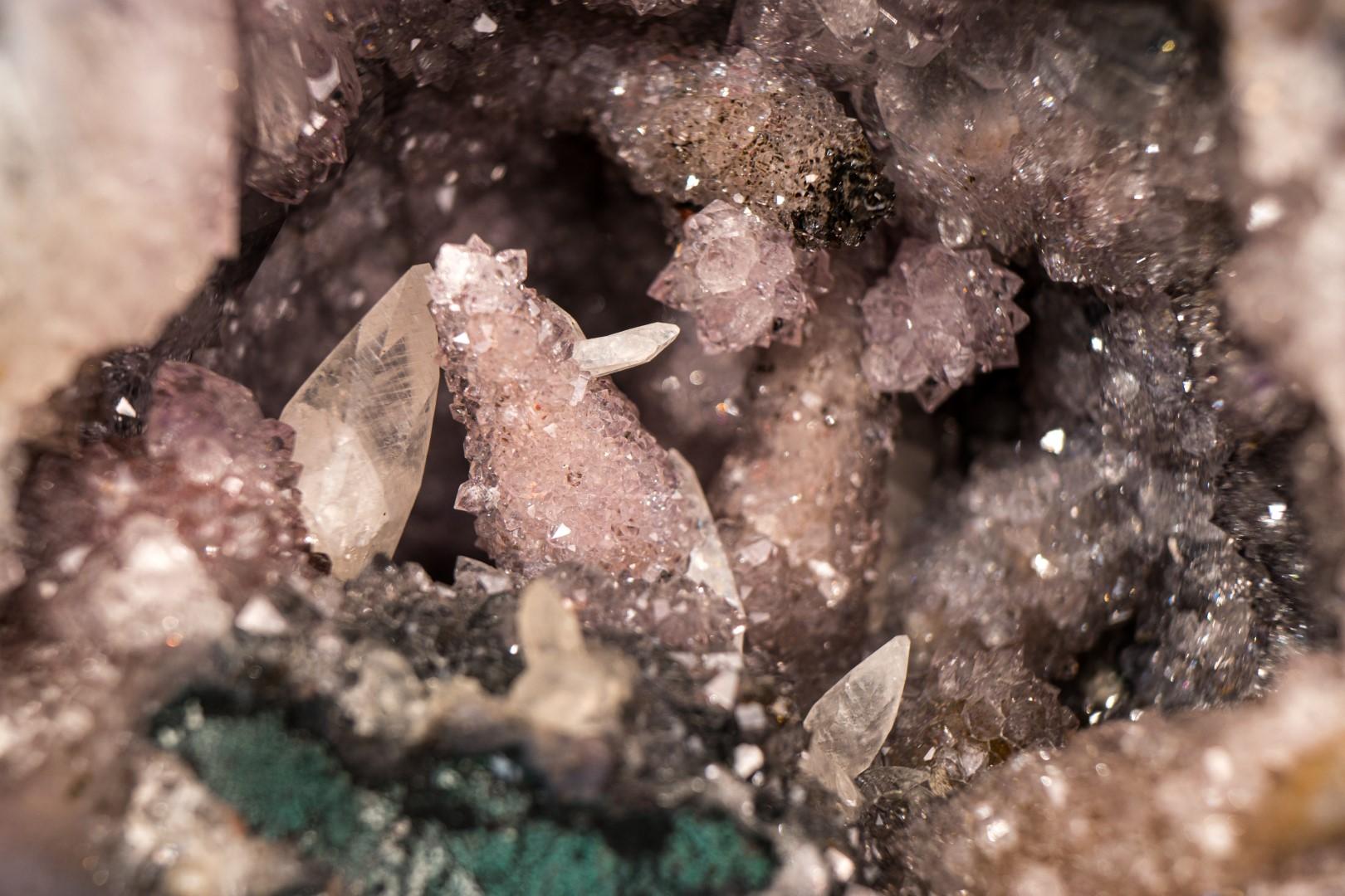 Piccolo geode di ametista con quarzo raro dopo la calcite e le formazioni floreali in vendita 12