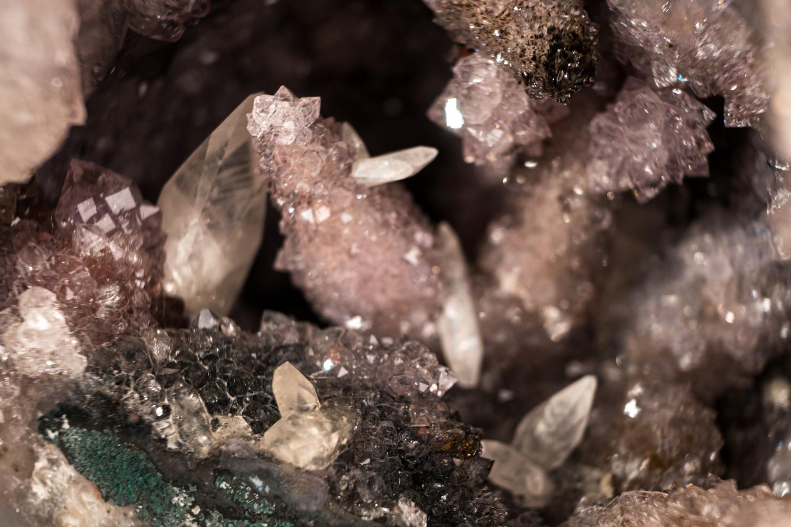 Scultoreo e ricco di caratteristiche speciali, questo piccolo ma splendido geode offre rarità in ogni punto. Le formazioni intatte creano un paesaggio impressionante, che assomiglia a una grotta naturale o a un paesaggio acquatico, con minerali che