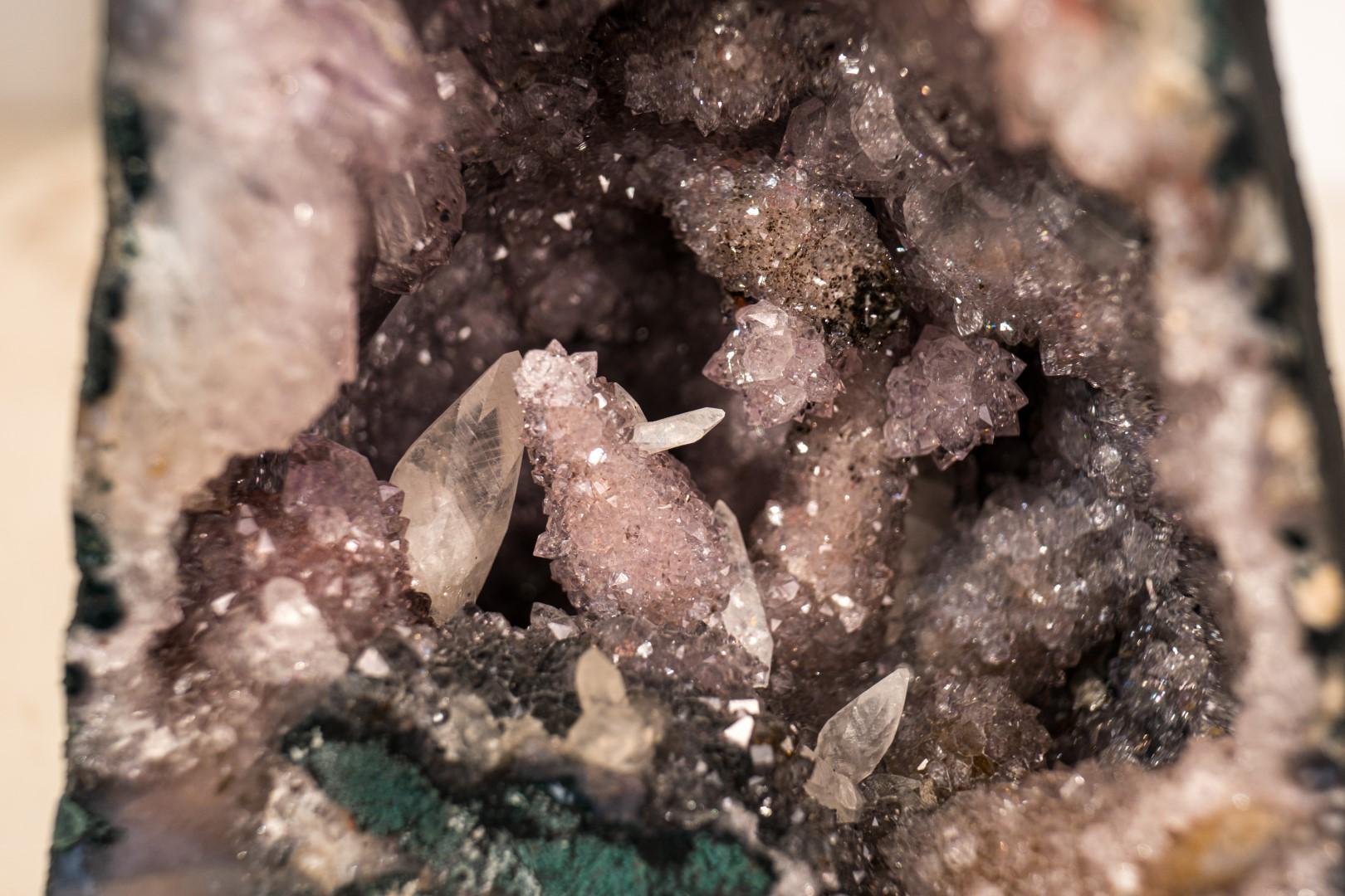 Brasiliano Piccolo geode di ametista con quarzo raro dopo la calcite e le formazioni floreali in vendita