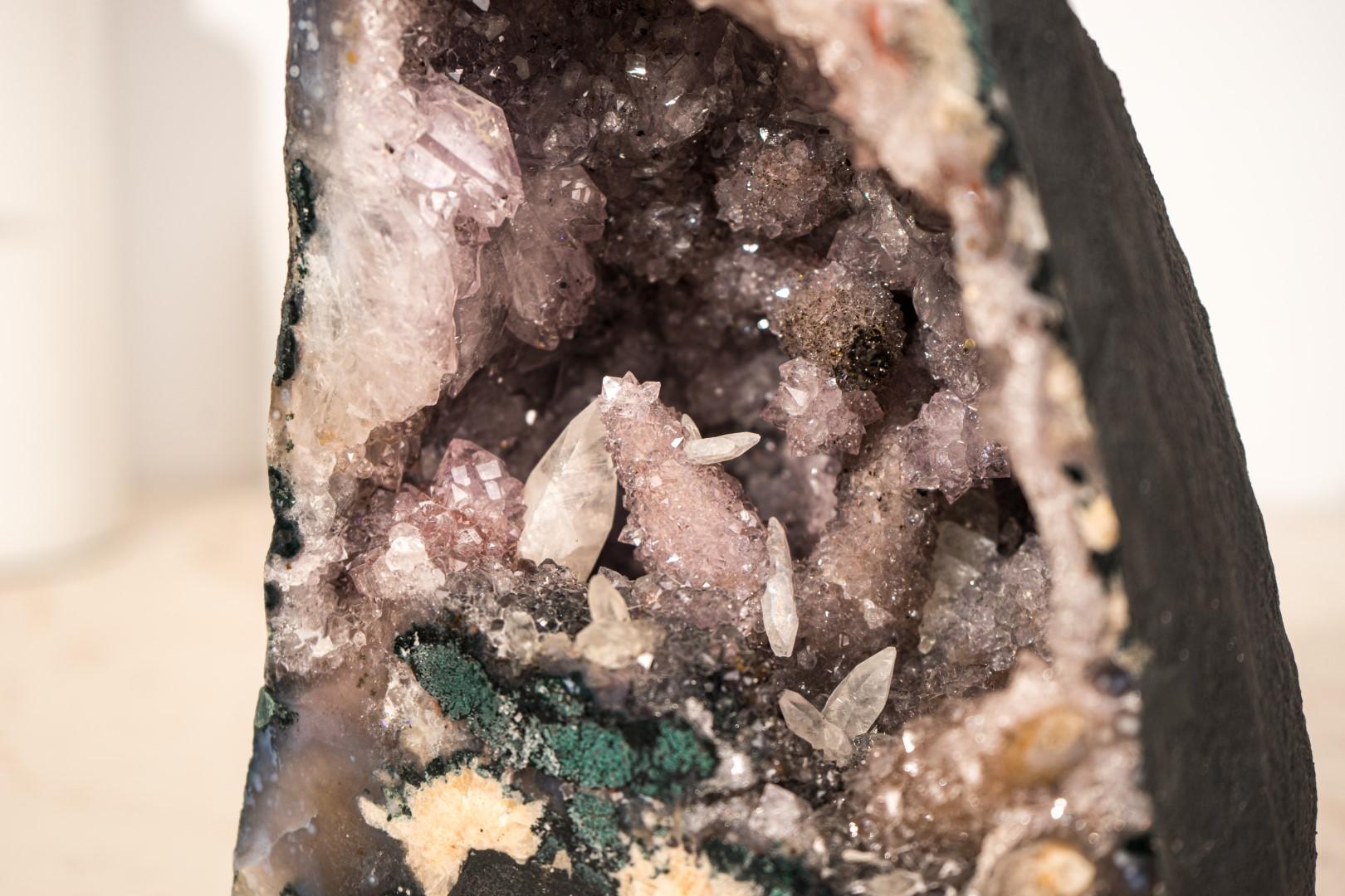 Piccolo geode di ametista con quarzo raro dopo la calcite e le formazioni floreali In condizioni Nuovo in vendita a Ametista Do Sul, BR