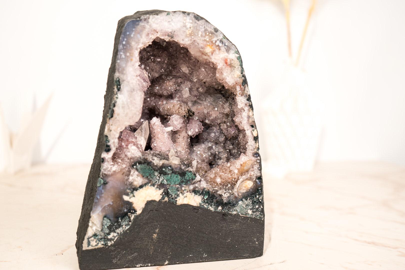 XXI secolo e contemporaneo Piccolo geode di ametista con quarzo raro dopo la calcite e le formazioni floreali in vendita