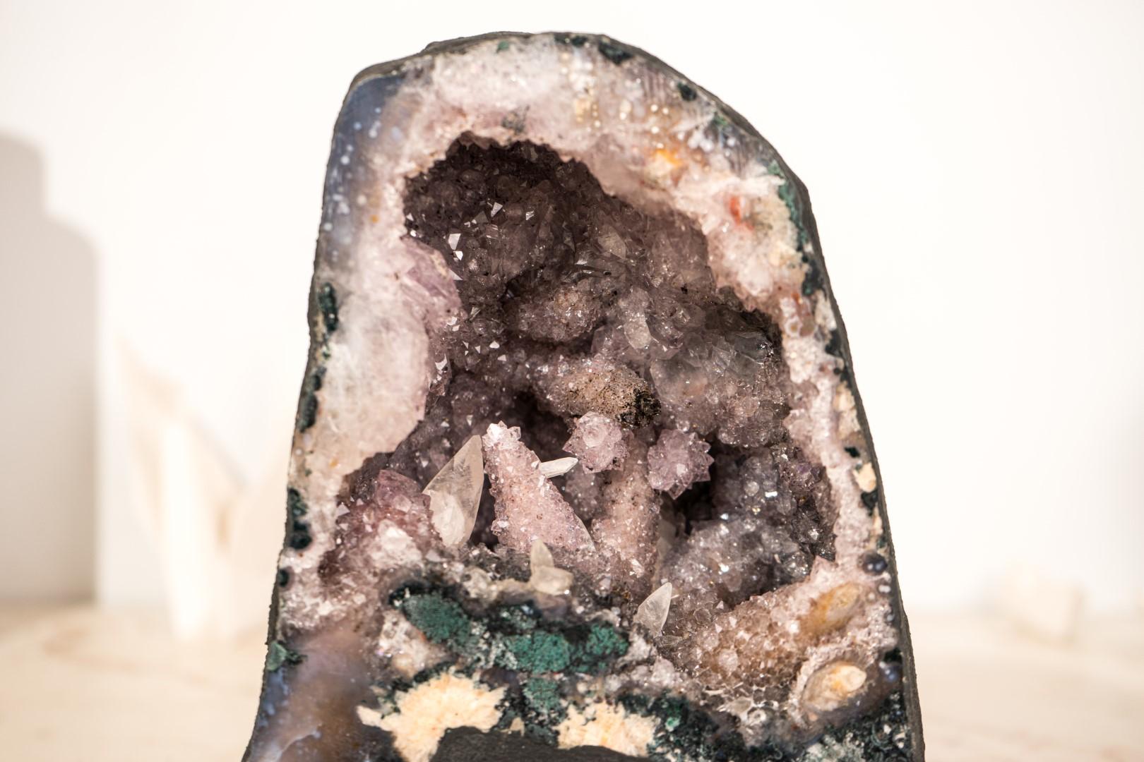 Cristallo Piccolo geode di ametista con quarzo raro dopo la calcite e le formazioni floreali in vendita