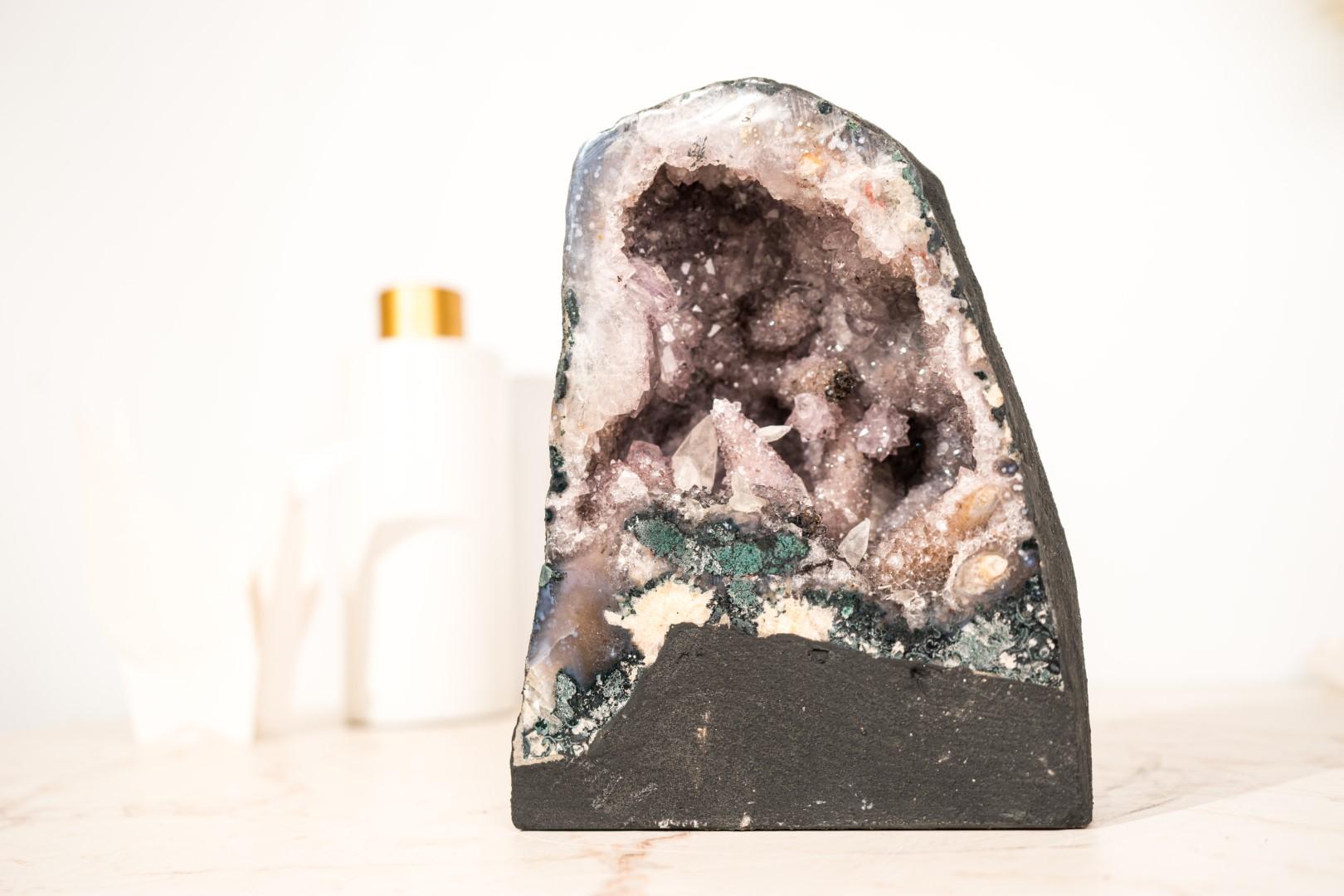 Piccolo geode di ametista con quarzo raro dopo la calcite e le formazioni floreali in vendita 1