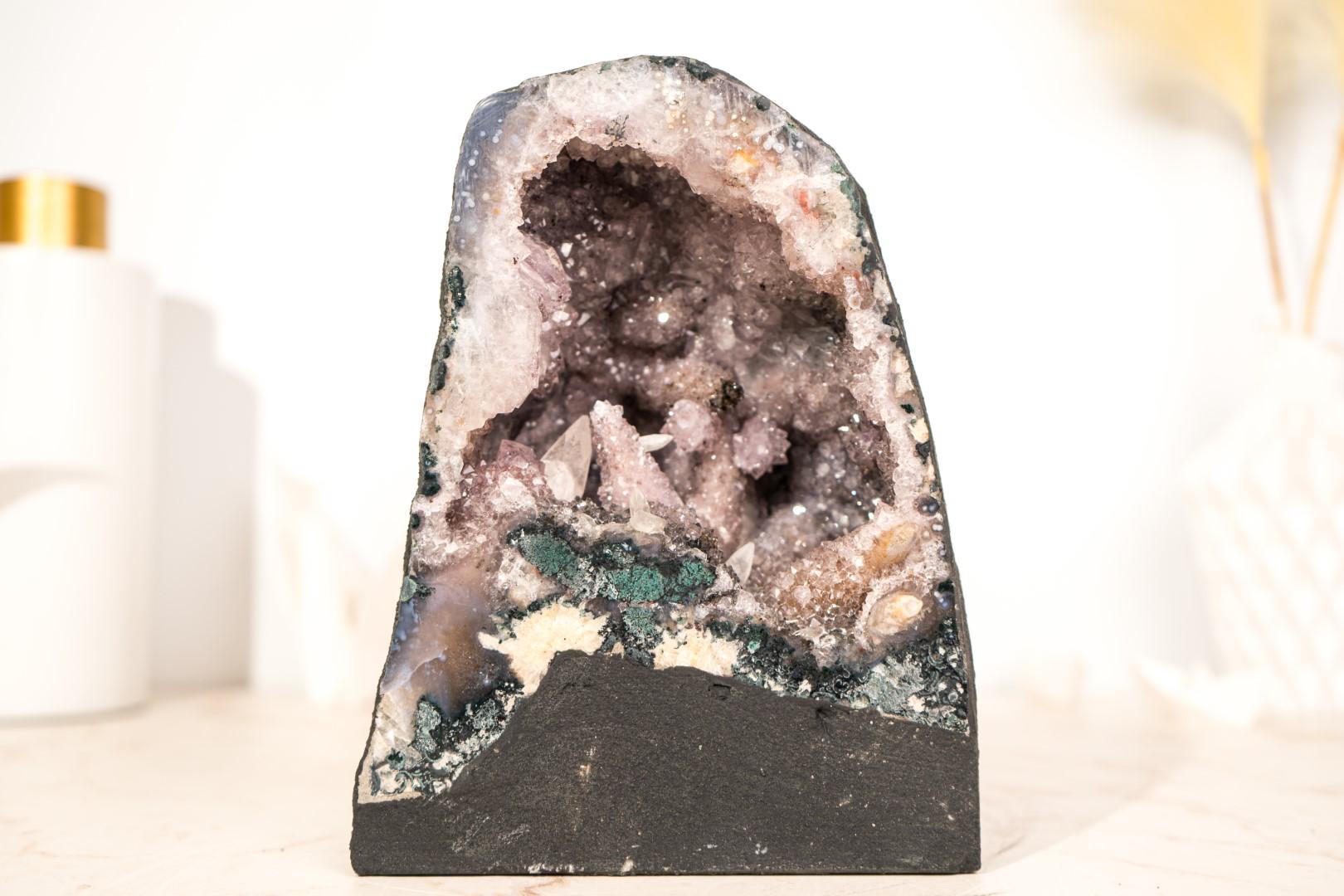 Piccolo geode di ametista con quarzo raro dopo la calcite e le formazioni floreali in vendita 2