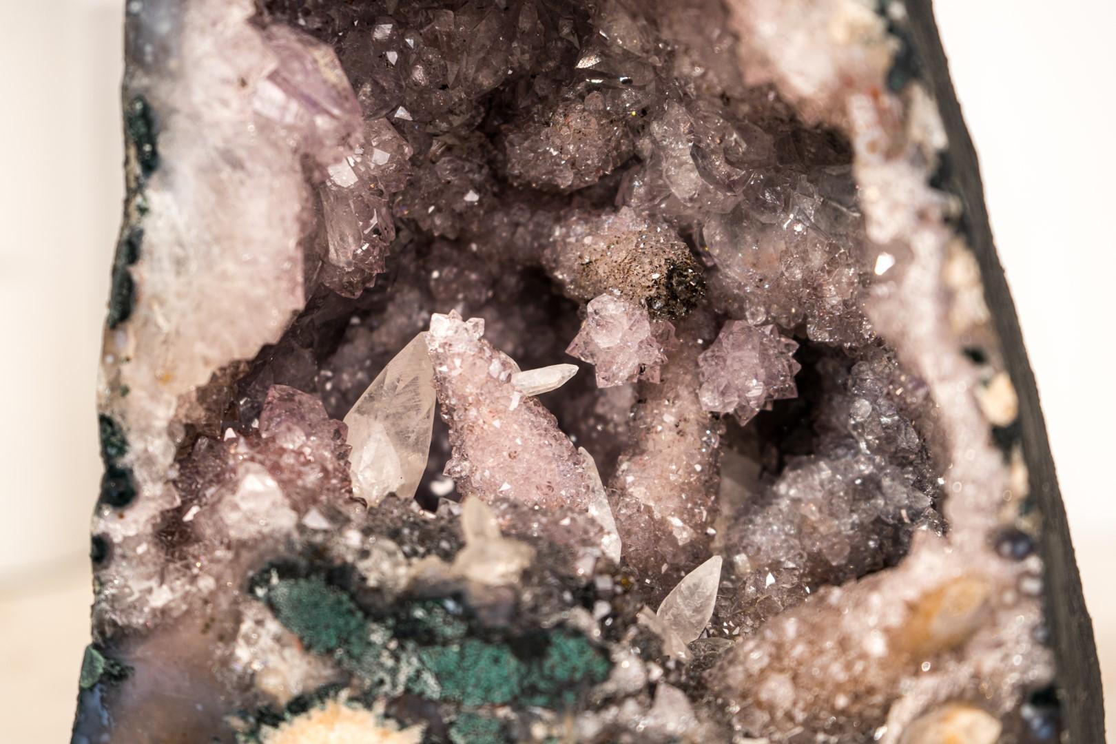 Piccolo geode di ametista con quarzo raro dopo la calcite e le formazioni floreali in vendita 3