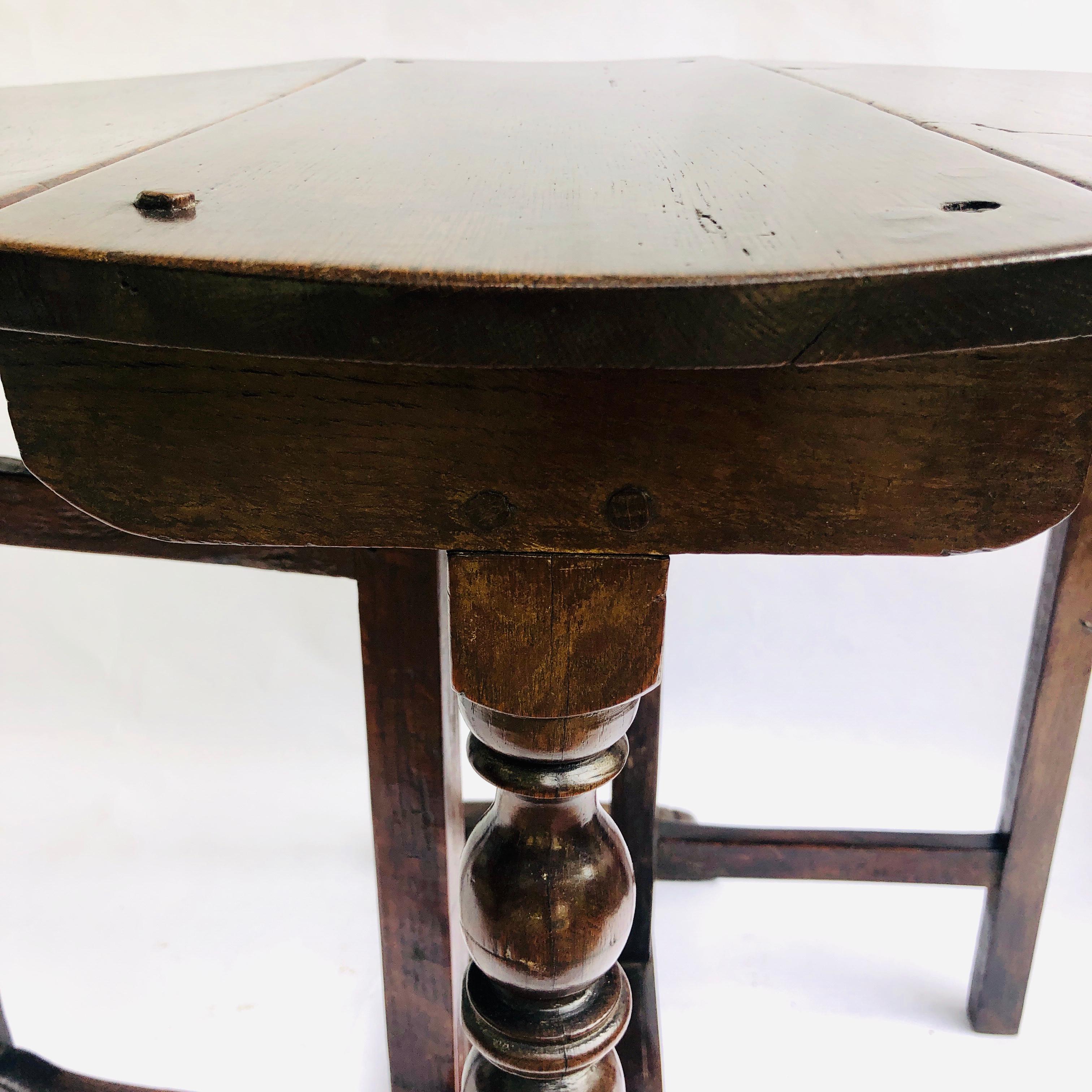 Seltener kleiner antiker Eichenholztisch mit Torbeinen aus dem 17. Jahrhundert im Angebot 4