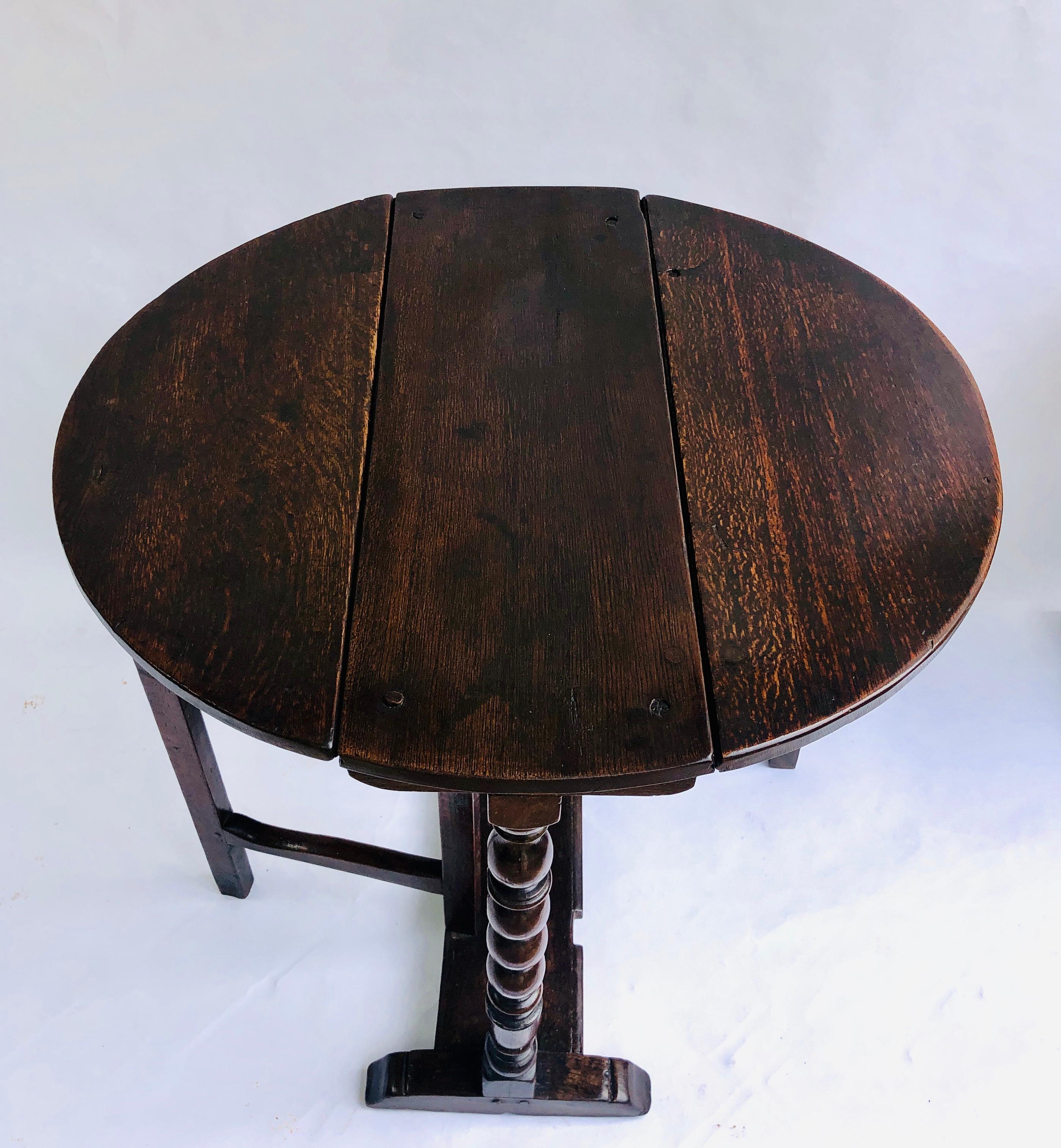 Anglais Rare petite table ancienne en chêne du 17ème siècle avec pieds en forme de portail en vente