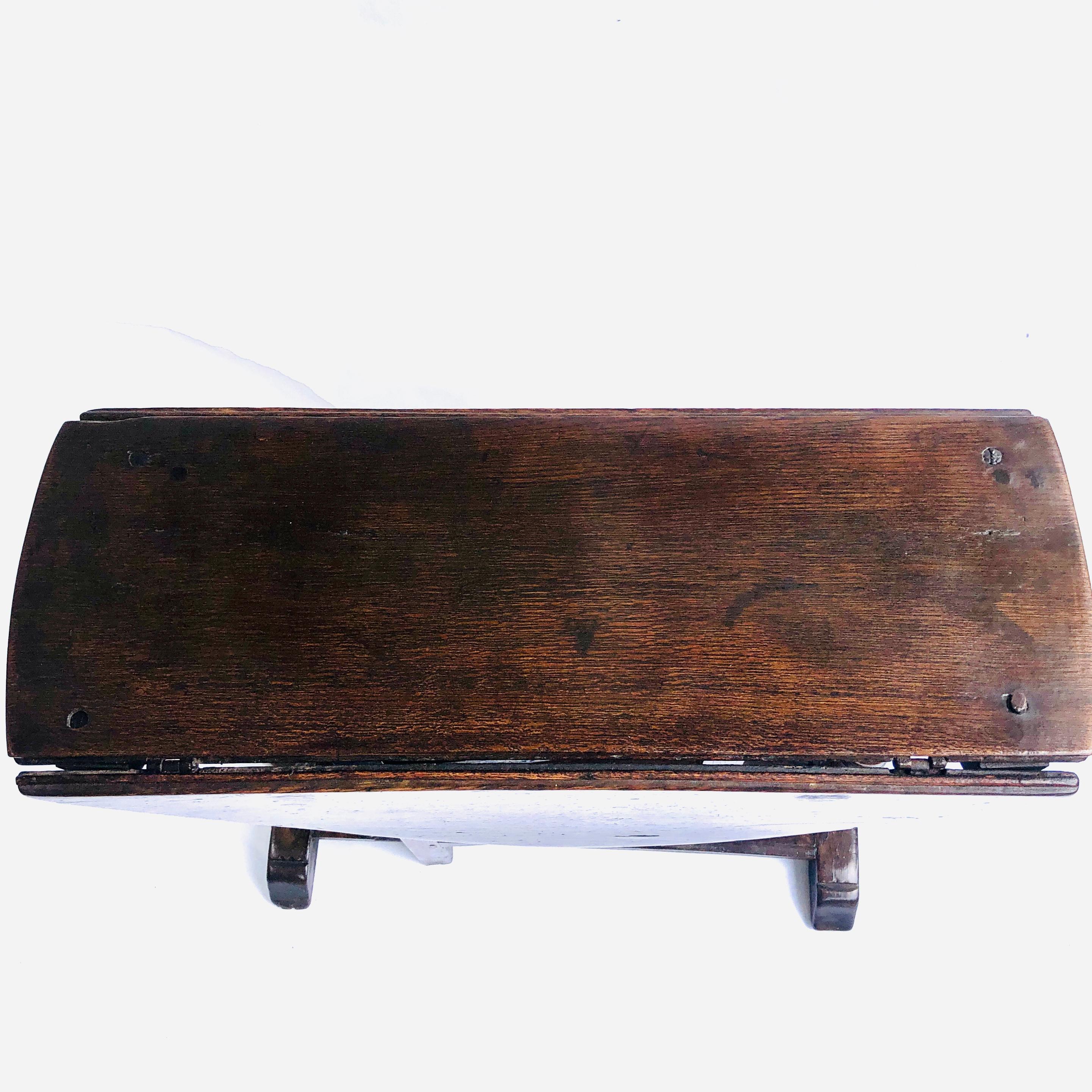 Rare petite table ancienne en chêne du 17ème siècle avec pieds en forme de portail Bon état - En vente à Suffolk, GB