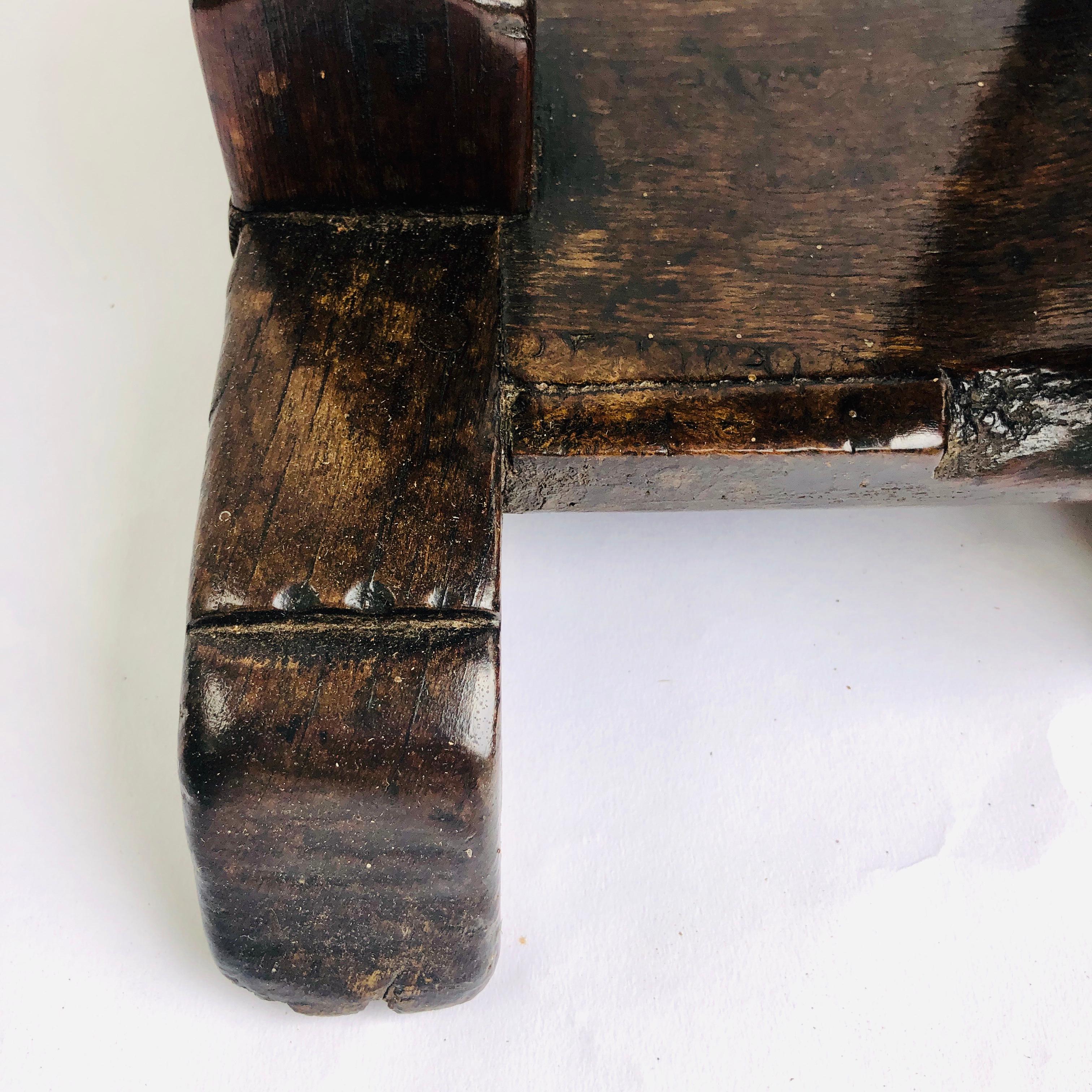 Chêne Rare petite table ancienne en chêne du 17ème siècle avec pieds en forme de portail en vente