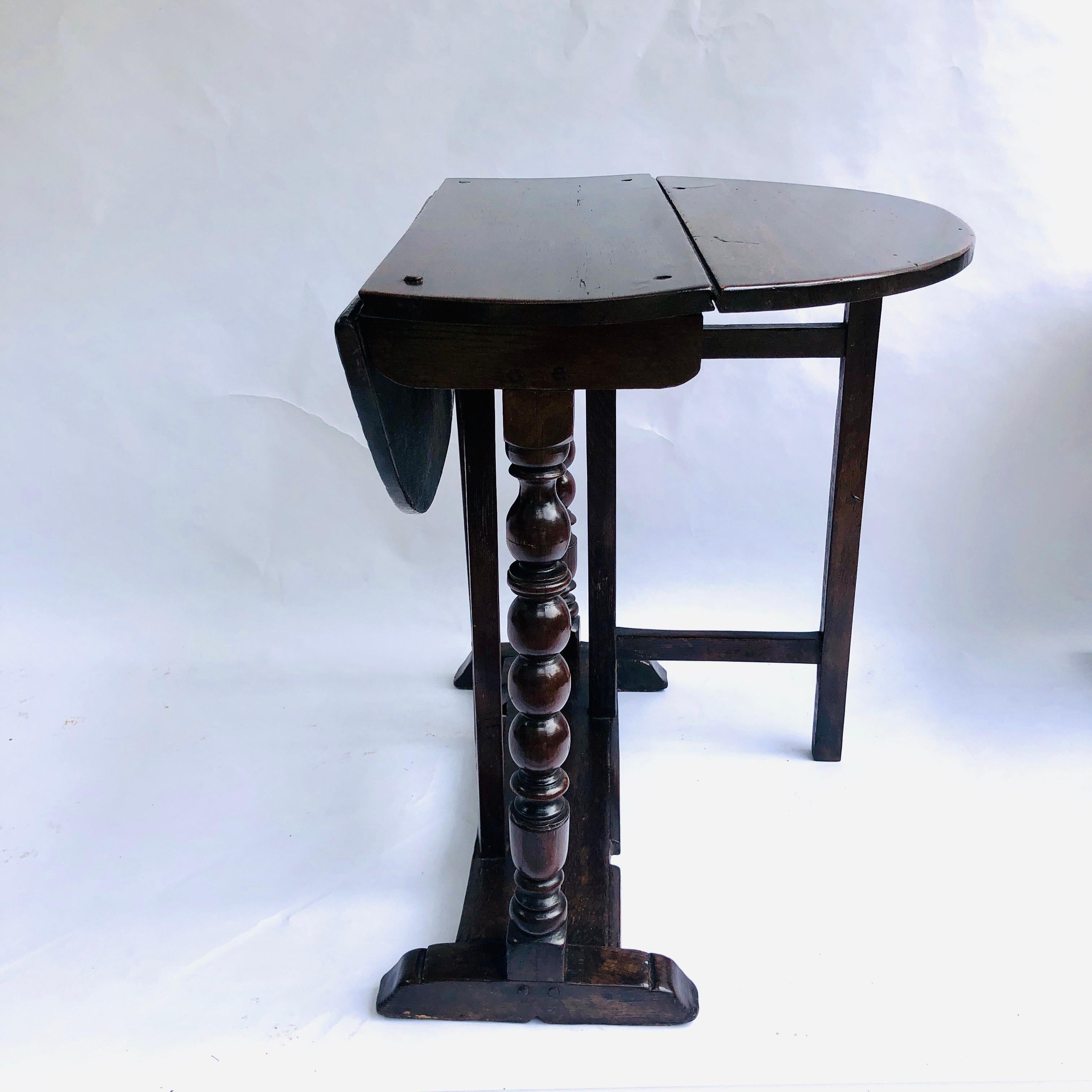 Rare petite table ancienne en chêne du 17ème siècle avec pieds en forme de portail en vente 2