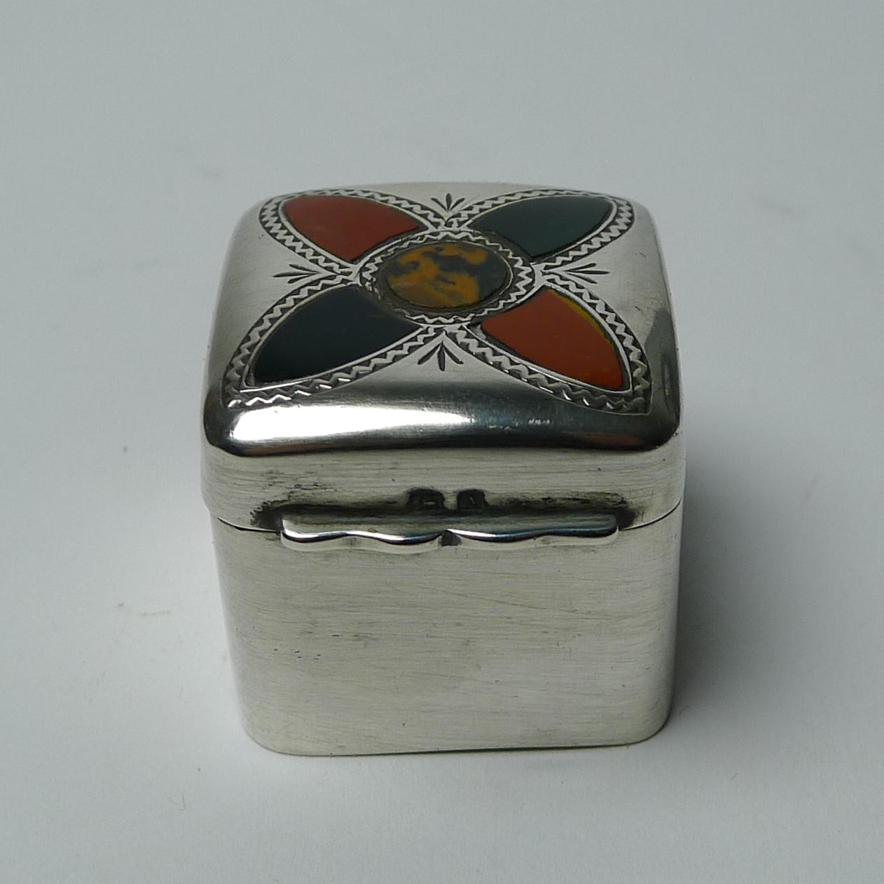 Argento 925 Rara piccola scatola d'argento inglese antica - Agata intarsiata - 1925 in vendita