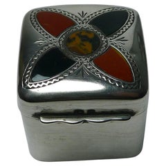 Rare petite boîte anglaise ancienne en argent incrustée d'agate - 1925