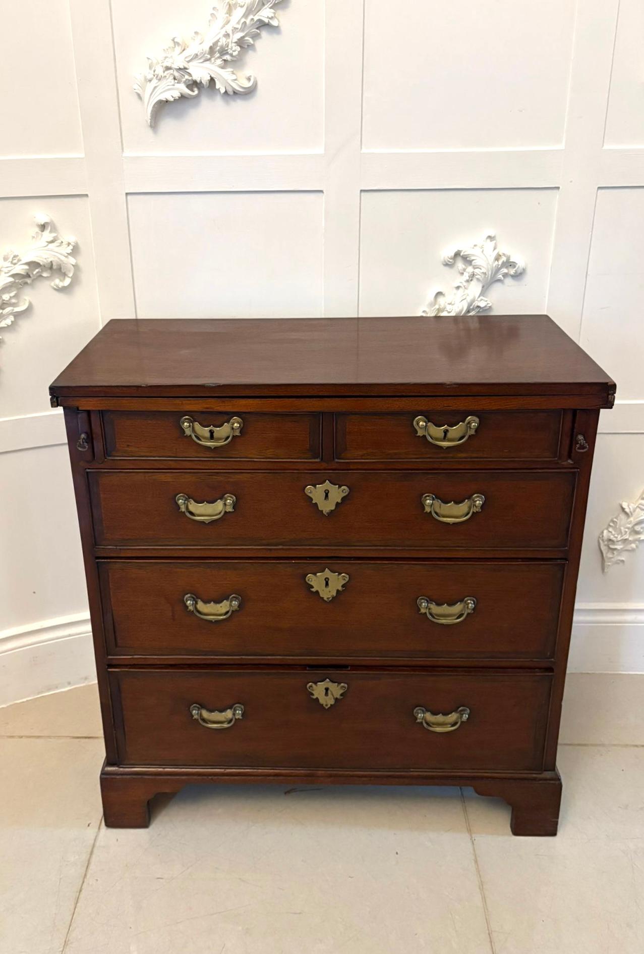 Rare small antique George III quality mahogany Bachelors chest of 5 drawers having a quality mahogany folding rectangular shape top above 2 short and 3 long oak lined cockbeaded drawers with original brass handles, escutcheons and locks standing on
