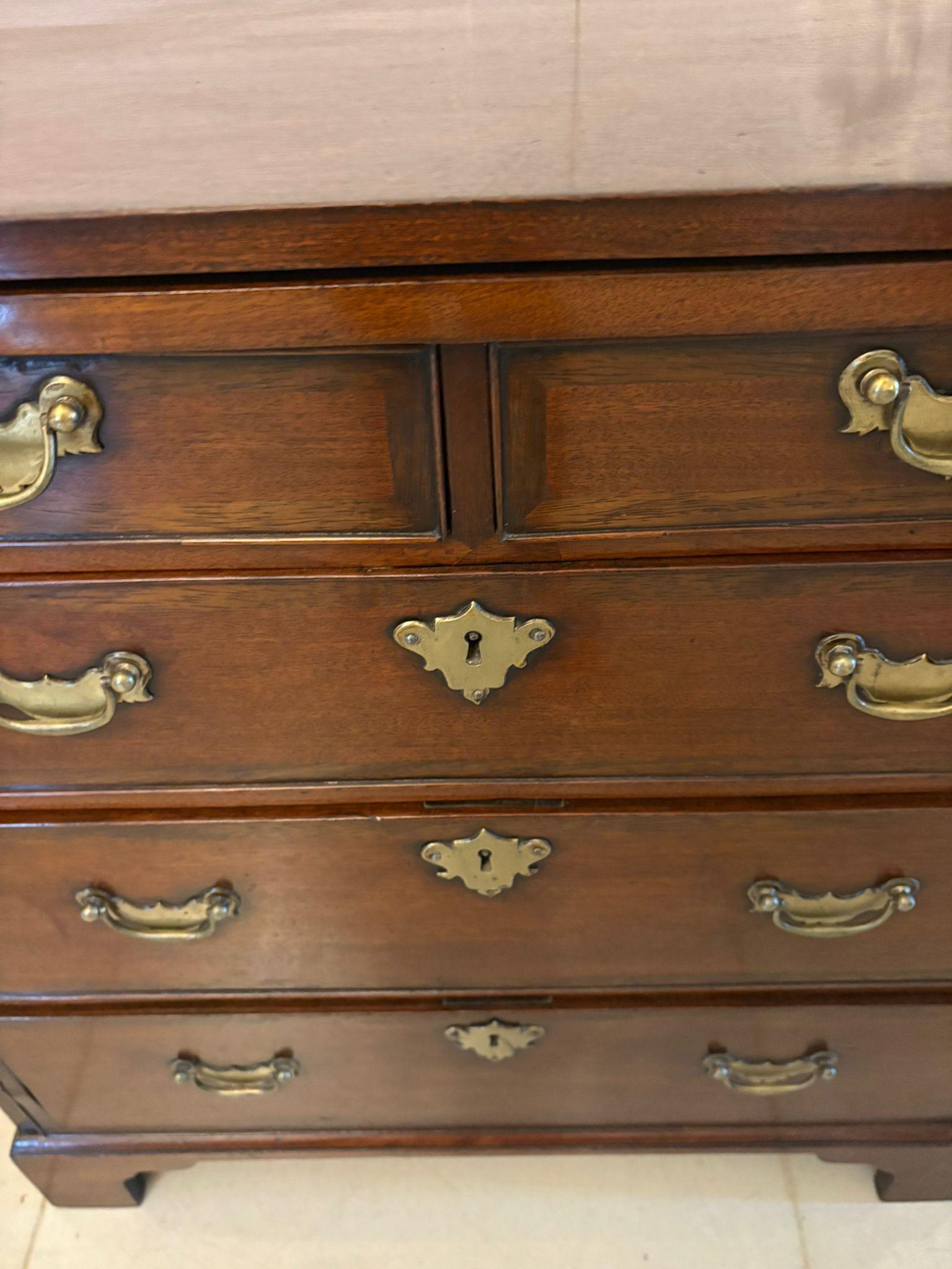 Rare Small Antique George III Quality Mahogany Bachelors Chest of 5 Drawers In Good Condition For Sale In Suffolk, GB