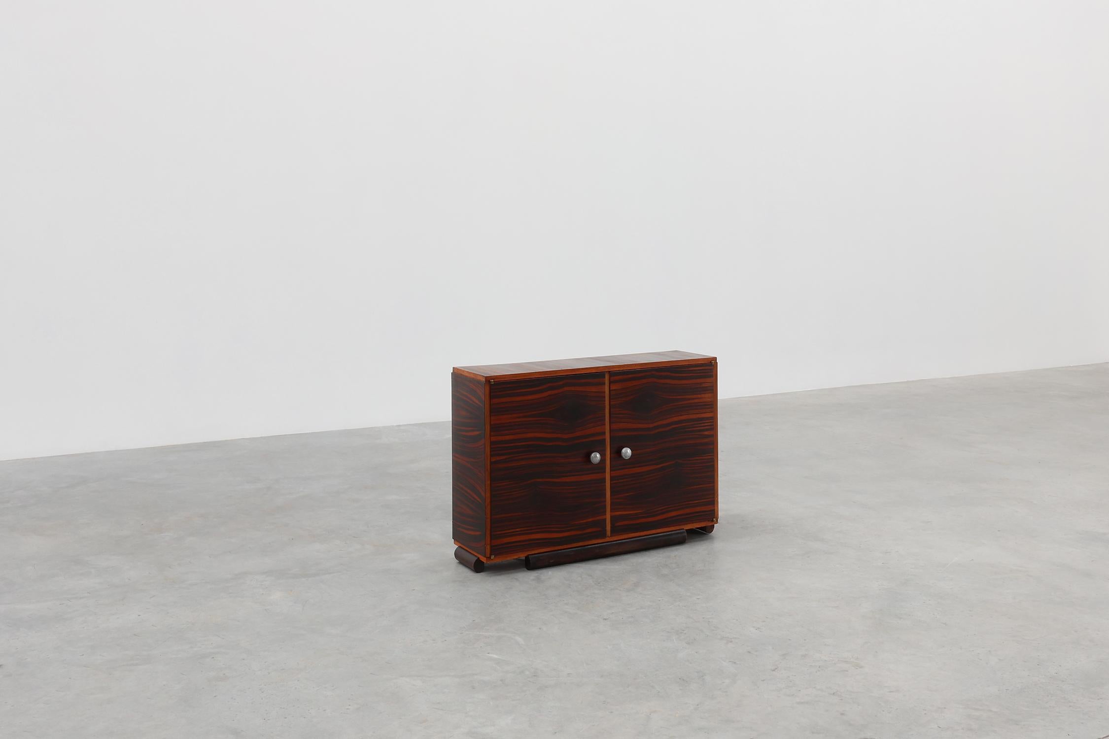 Rare small Art Deco cabinet with beautiful wood pattern, France 1920s For Sale 4