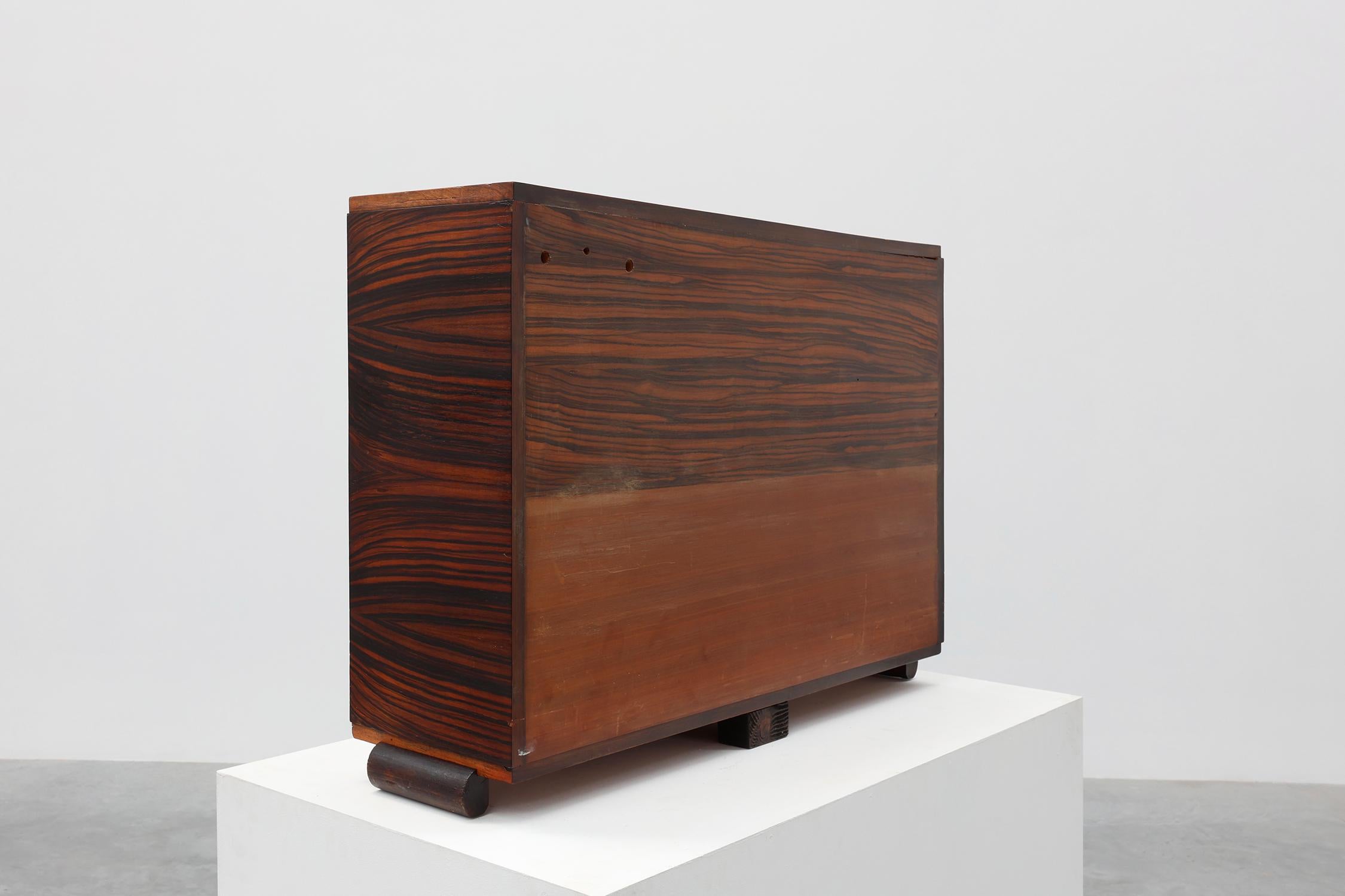 Rare small Art Deco cabinet with beautiful wood pattern, France 1920s For Sale 7