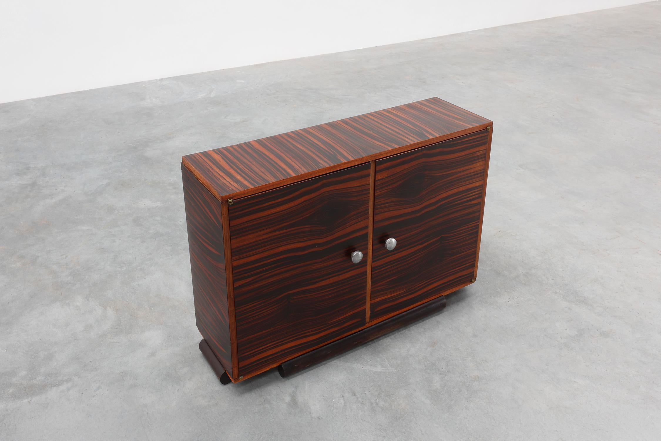 Rare small Art Deco cabinet with beautiful wood pattern, France 1920s For Sale 8