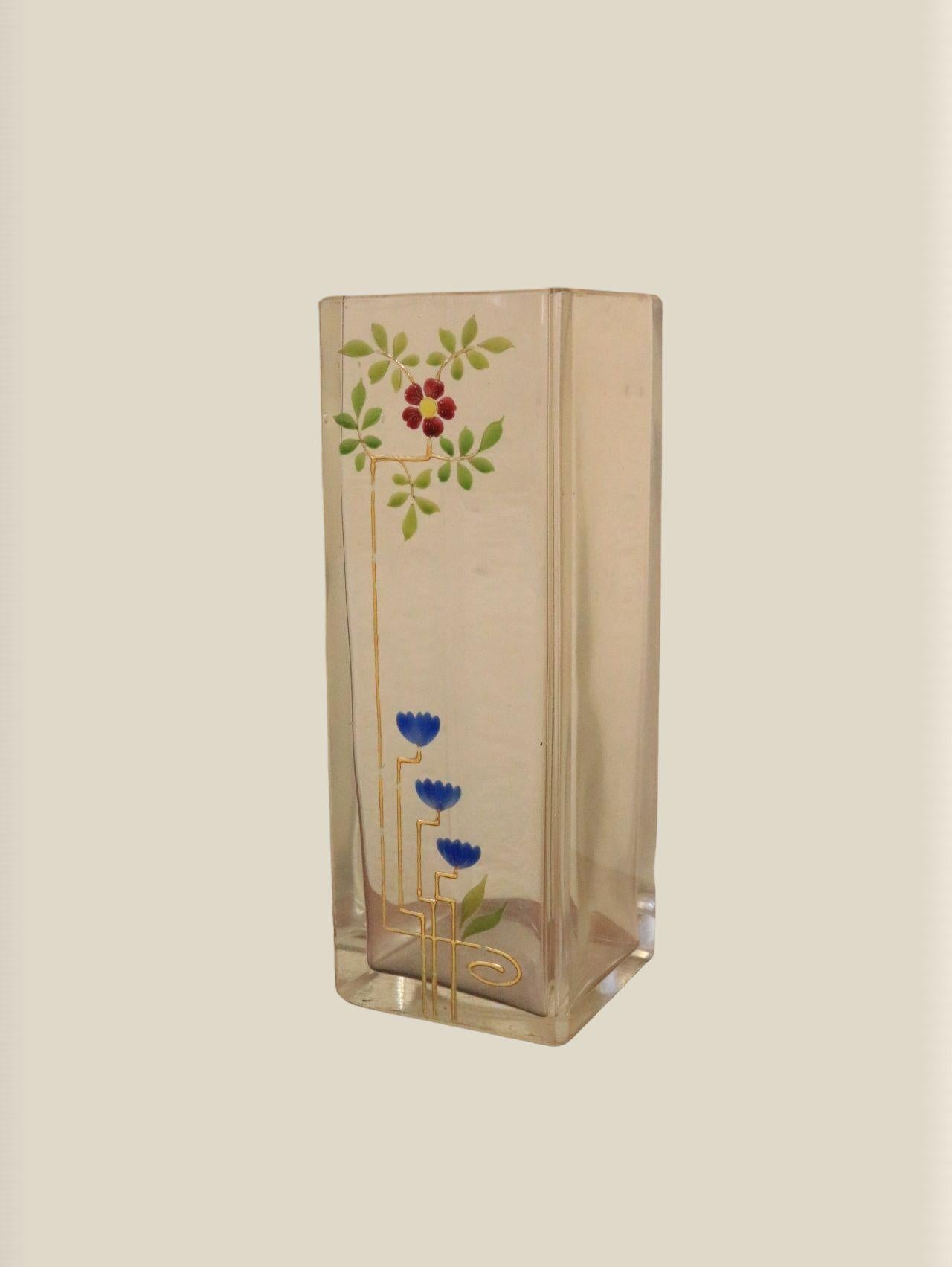 Très beau vase original en verre art nouveau.
De Josef Riedel, Polaun.

Provenant d'une collection privée d'art nouveau.
Bien conservé, avec de légers frottements dorés sur le bord supérieur.

Hauteur : 15 cm
Largeur : 5,3 cm / 2.09 inch
