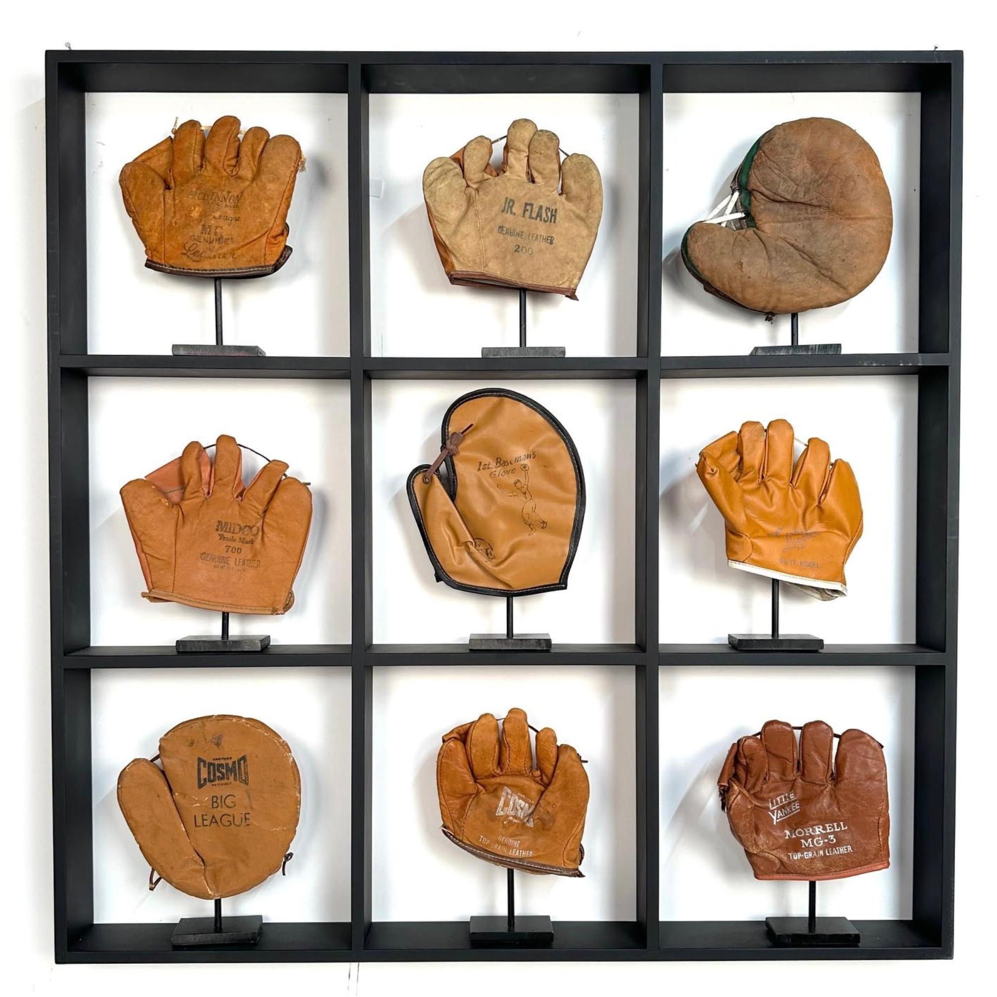Eine Sammlung von 9 seltenen antiken und Vintage-Baseballhandschuhen für kleine Kinder. Jeder misst ca. 6