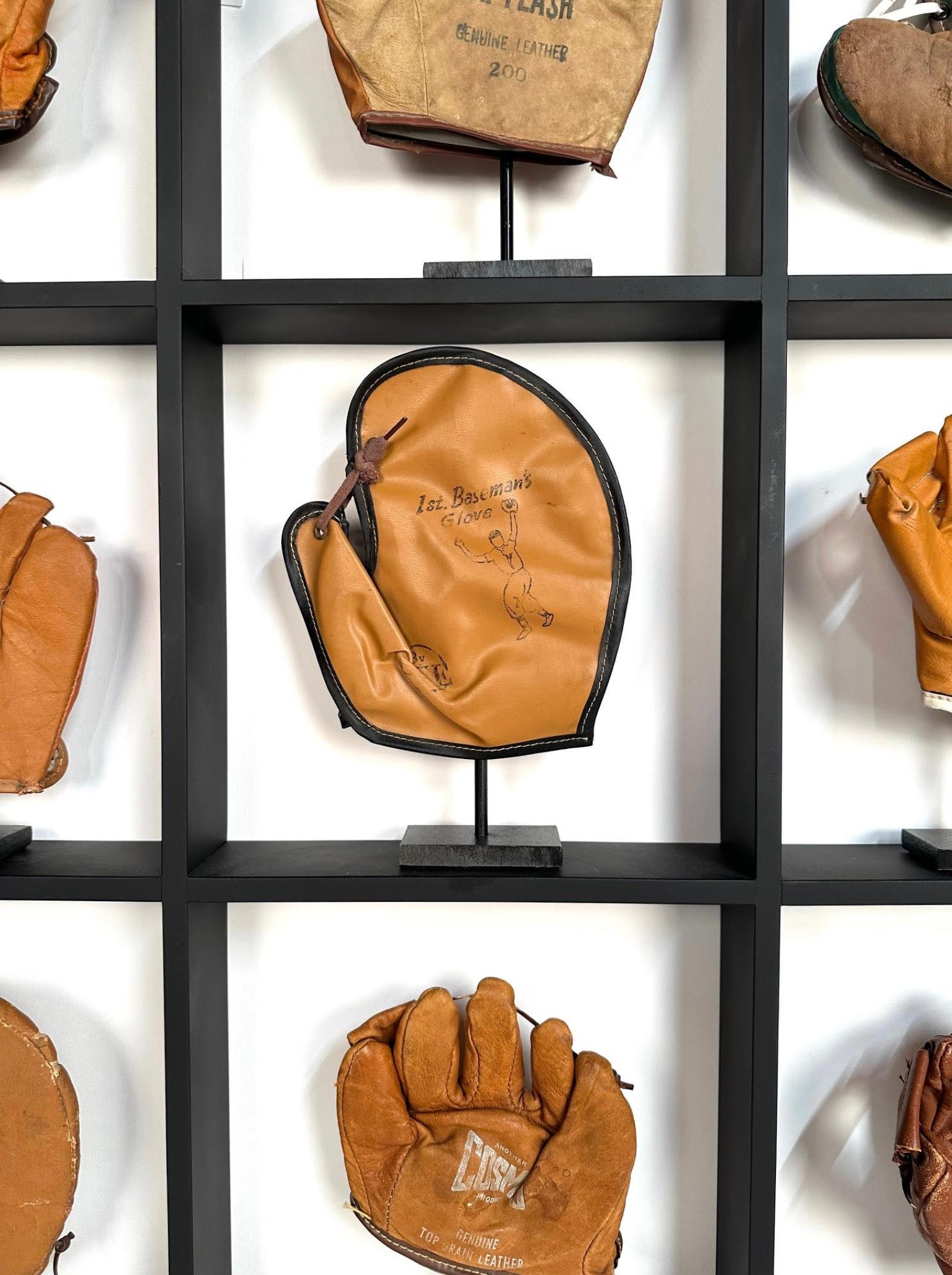 Seltener antiker kleiner Kinder- Baseballhandschuh, maßgefertigt montiert. (Maschinell gefertigt) im Angebot