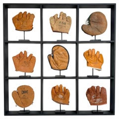Raro Guante de Béisbol Antiguo de Niño Pequeño Expositor Montado a Medida.