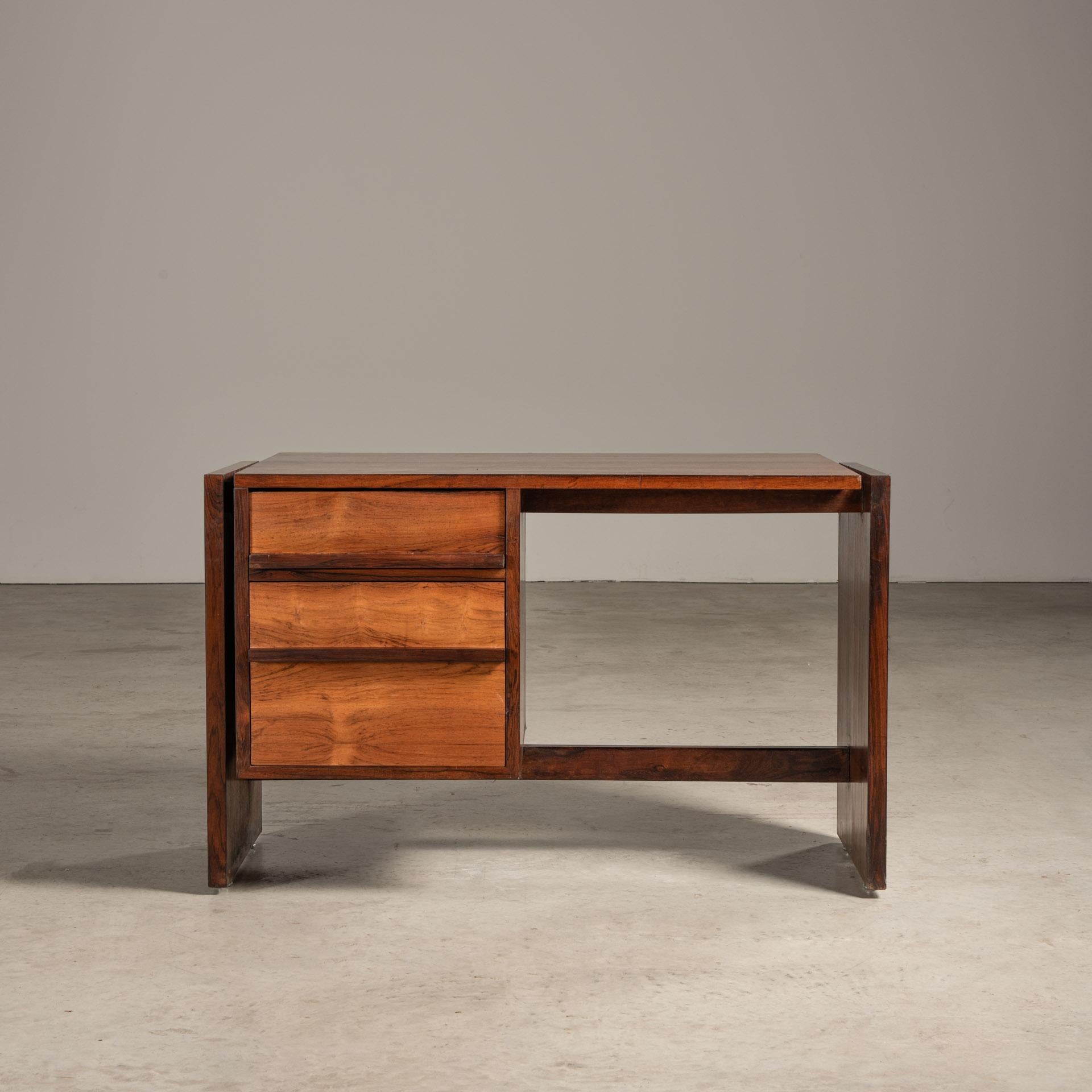 Dieser Schreibtisch von Joaquim Tenreiro ist ein Paragon des brasilianischen Modernismus der Mitte des Jahrhunderts. Er zeichnet sich durch seine schlanke Geometrie, seine anmutigen Proportionen und die nahtlose Verbindung von altehrwürdigen