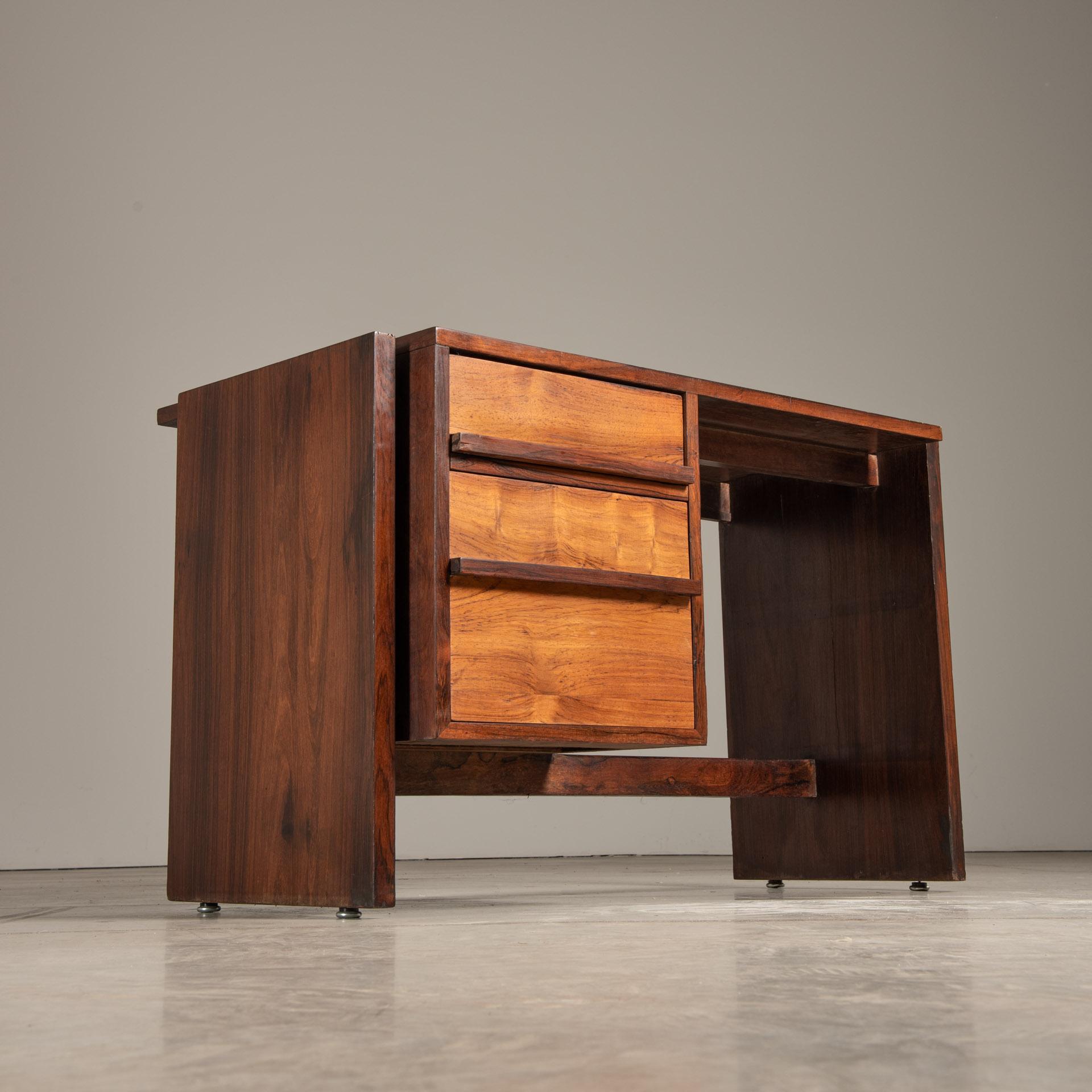 Seltener kleiner Schreibtisch für Bloch, Joaquim Tenreiro, Brasilien, Moderne der Mitte des Jahrhunderts im Angebot 2