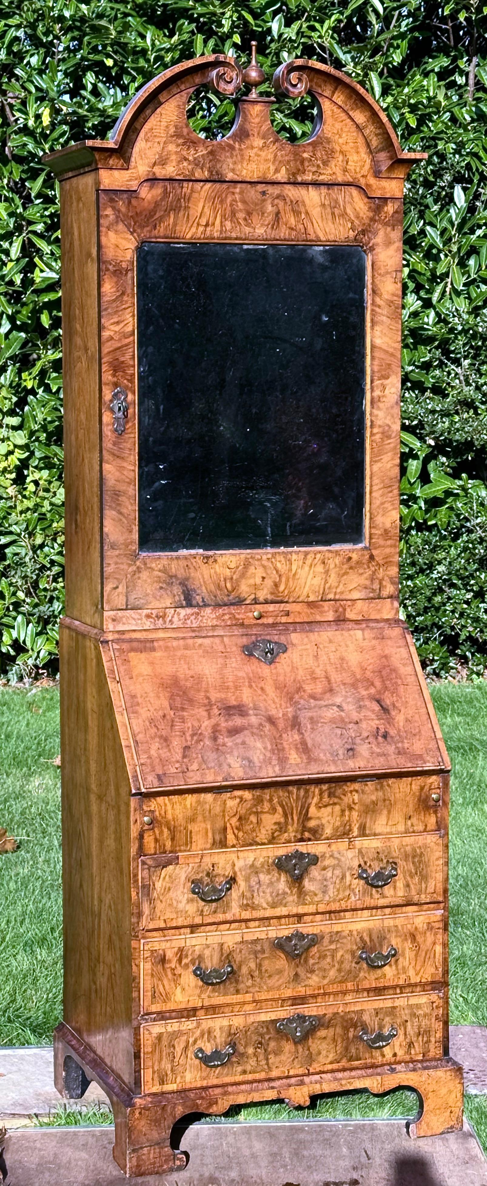 Rare small early-18th century walnut bureau bookcase cabinet en venta 8