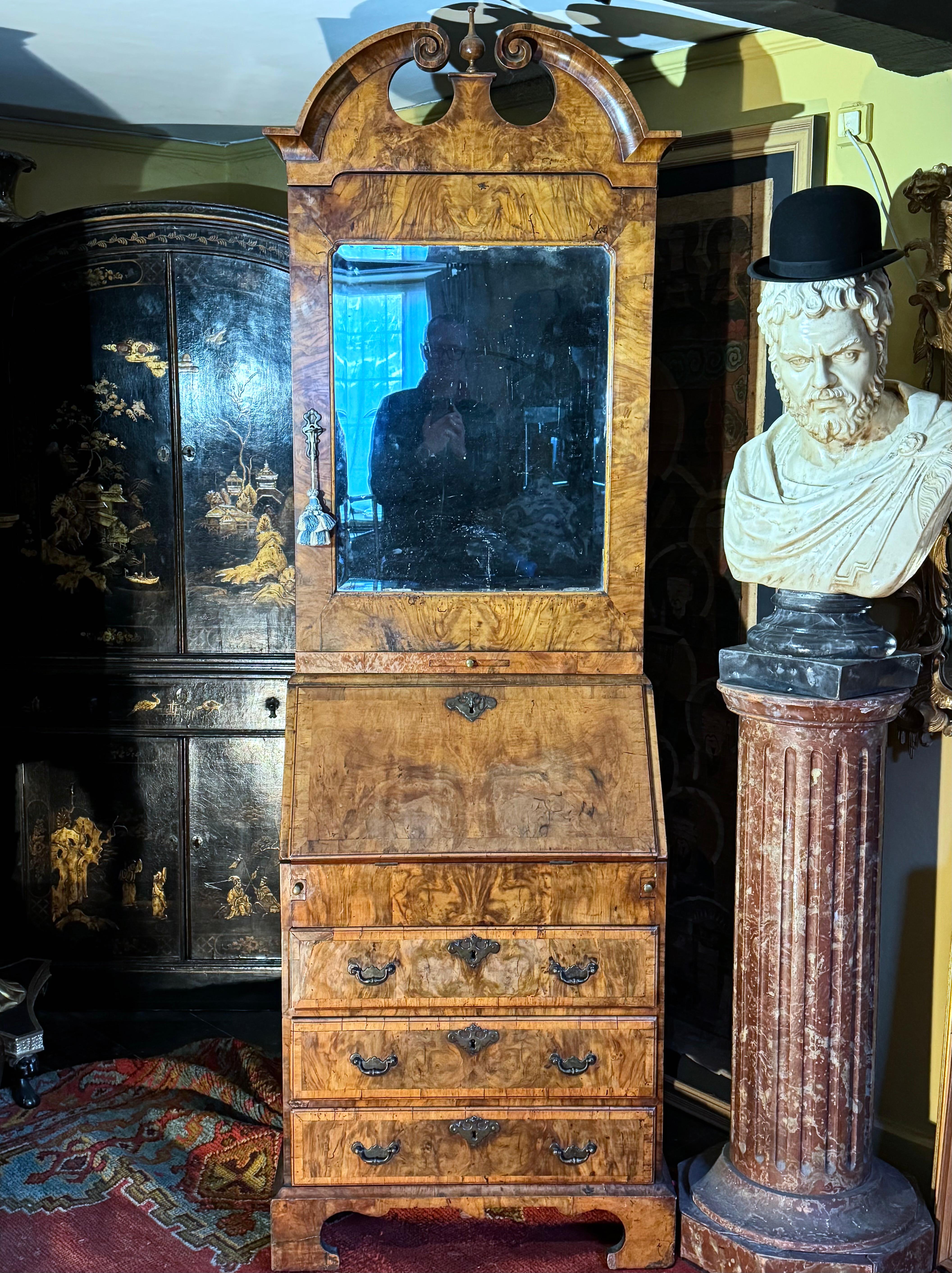 Rare small early-18th century walnut bureau bookcase cabinet Jorge I en venta