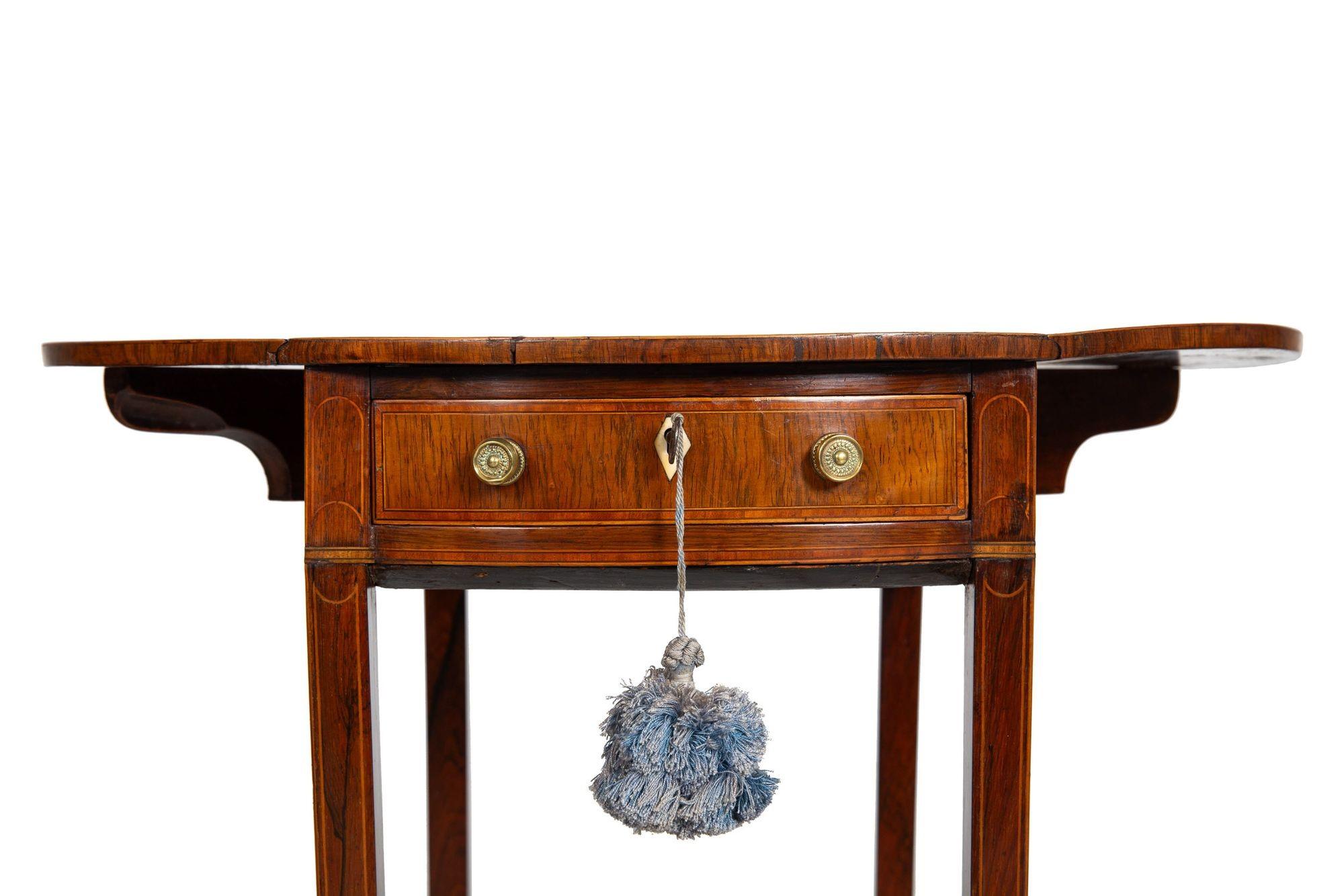 Rare Small English George III Rosewood Ovular Pembroke Side Table circa 1795 For Sale 4