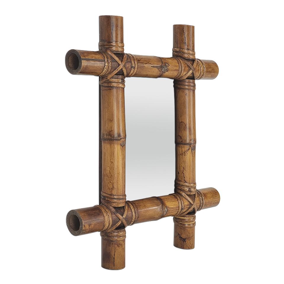Piccolo specchio francese antico in bambù degli anni '20. Bambù naturale con patina originale. Larghezza della cornice: 3,5 cm. Specchio moderno in vetro. Anello di fissaggio sul retro. Pannello posteriore in legno.