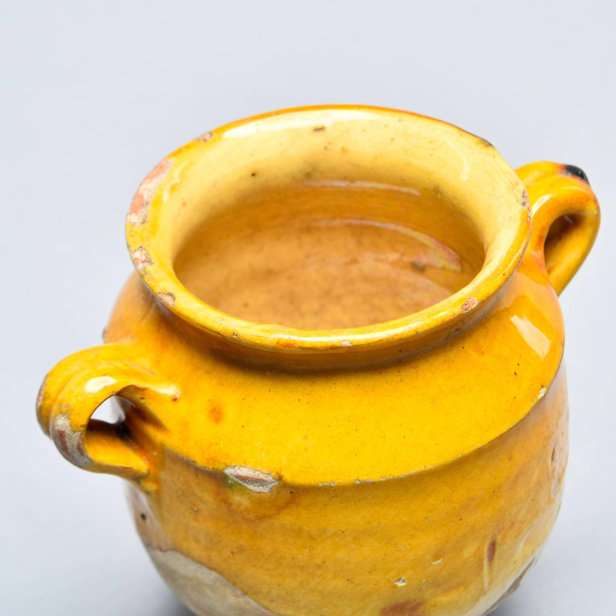 20ième siècle Rare petit pot à confit français à deux anses glacé à la moutarde en vente
