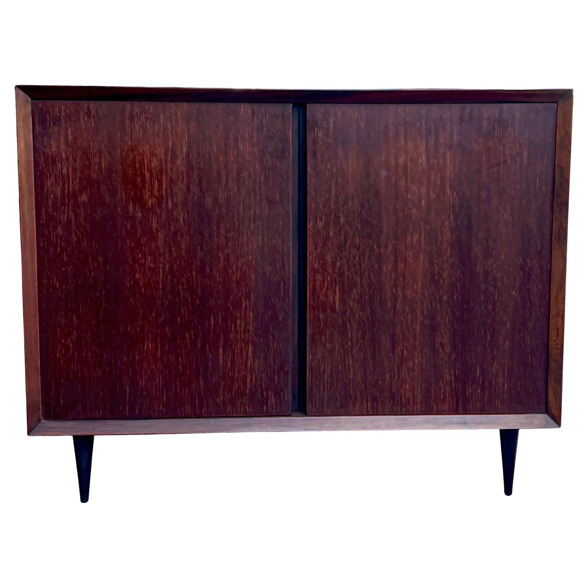 Scandinavo moderno Mobile in palissandro di Poul Cadovious su gambe affusolate in vendita